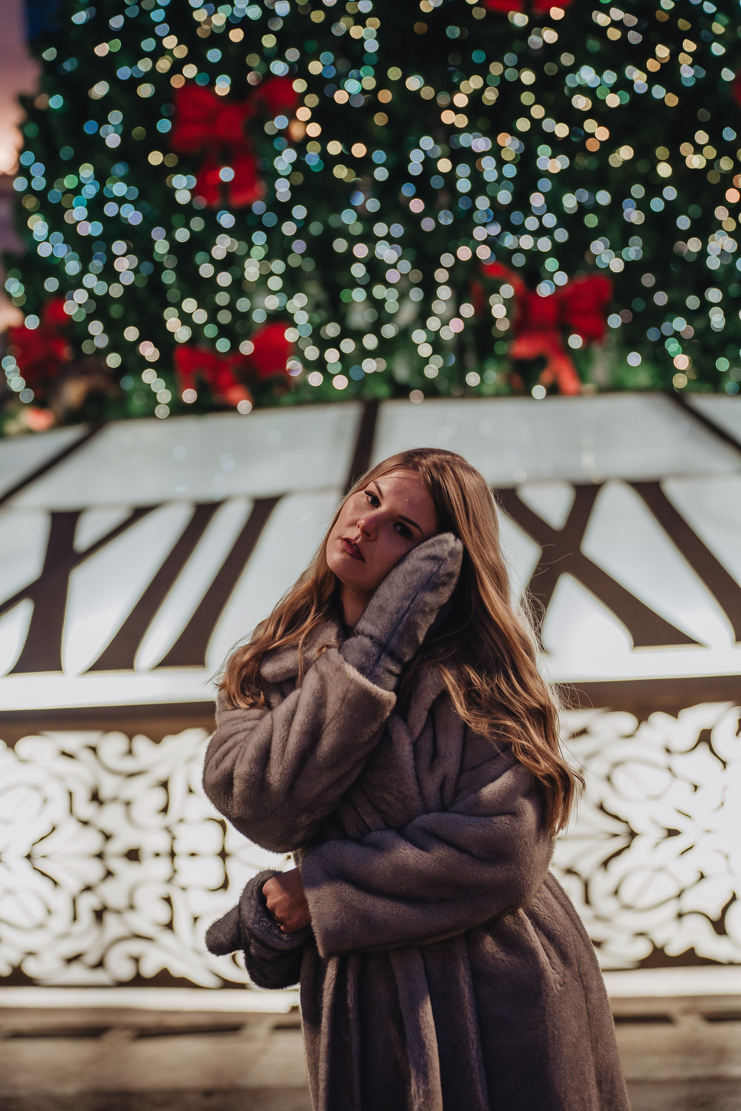 ПРОГУЛКА НА МАНЕЖНОЙ ПЛОЩАДИ ДЛЯ ДЕВУШКИ ПЕРЕД НОВЫМ ГОДОМ (НОВОГОДНЯЯ ФОТОСЕССИИЯ НА МАНЕЖНОЙ ПЛОЩАДИ). Профессиональный фотограф, Санкт-Петербург — Виктория Богомолова