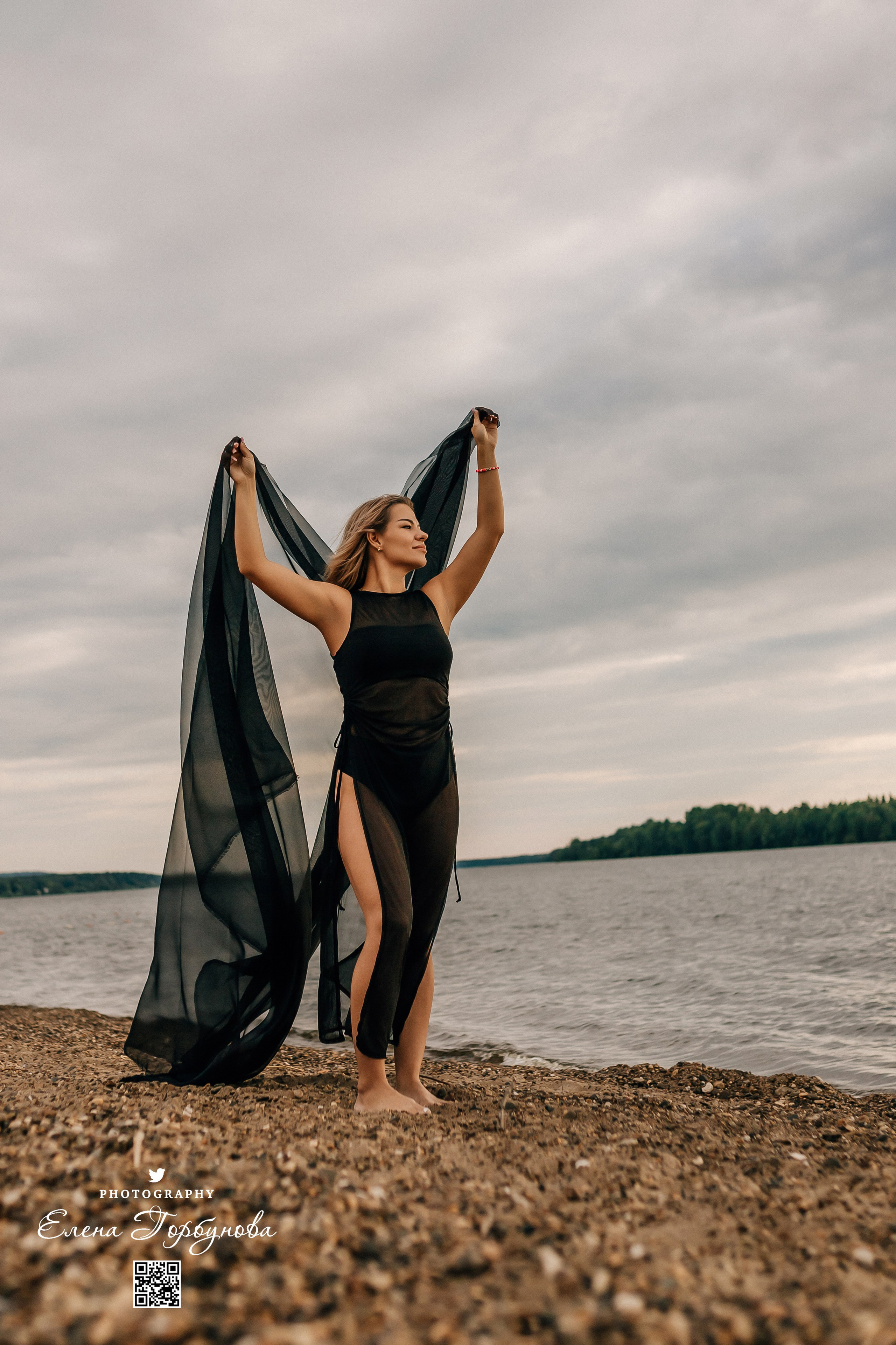 Черная серия с тканью. Набережная. Александра и Таисия. Июль 2025 г. Фотограф Пермь. Свадьбы. Семья и дети, школа, д. сад. Фотокниги