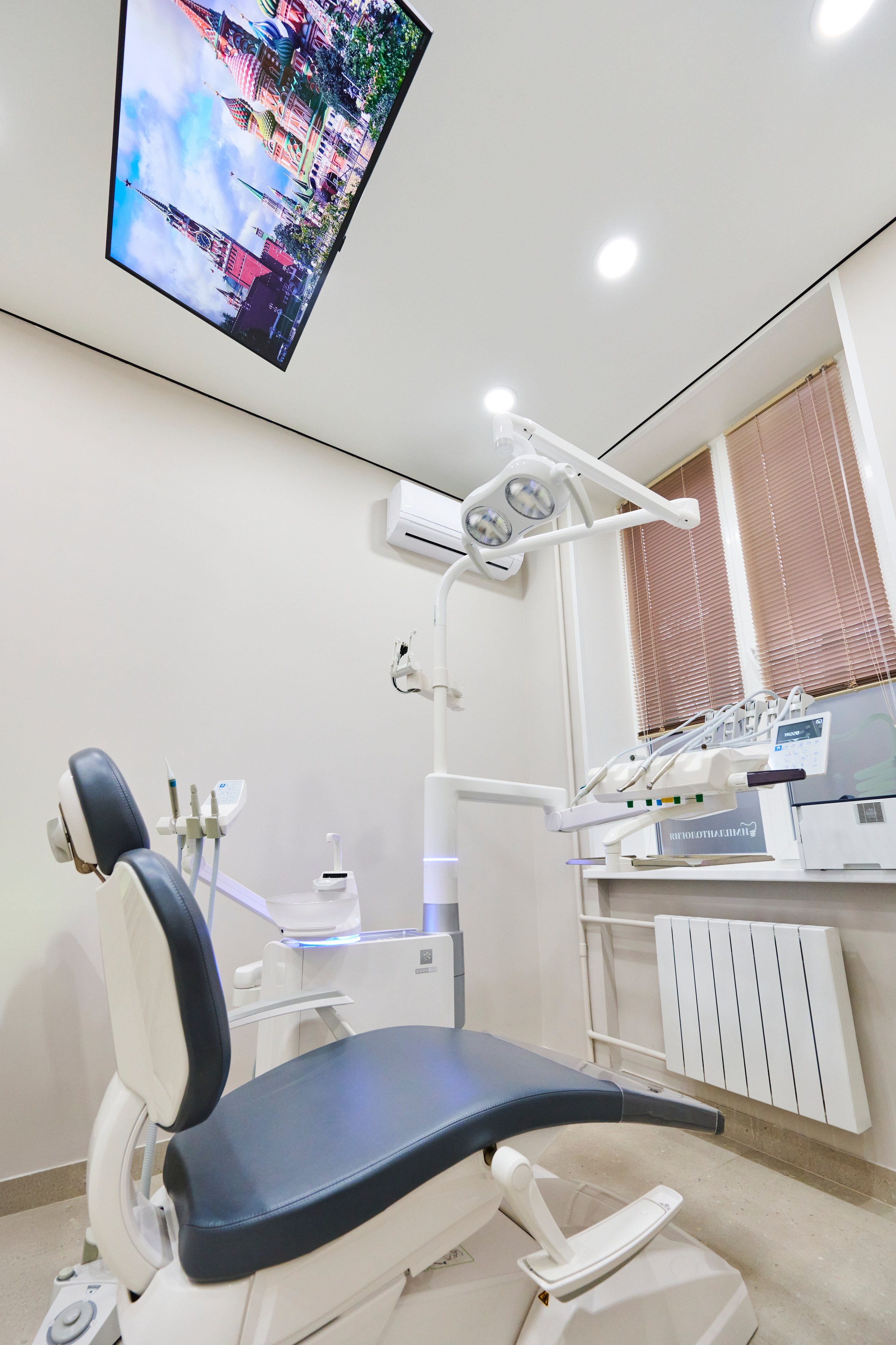 Кабинет с потолочным экраном: кресло и чистая геометрия