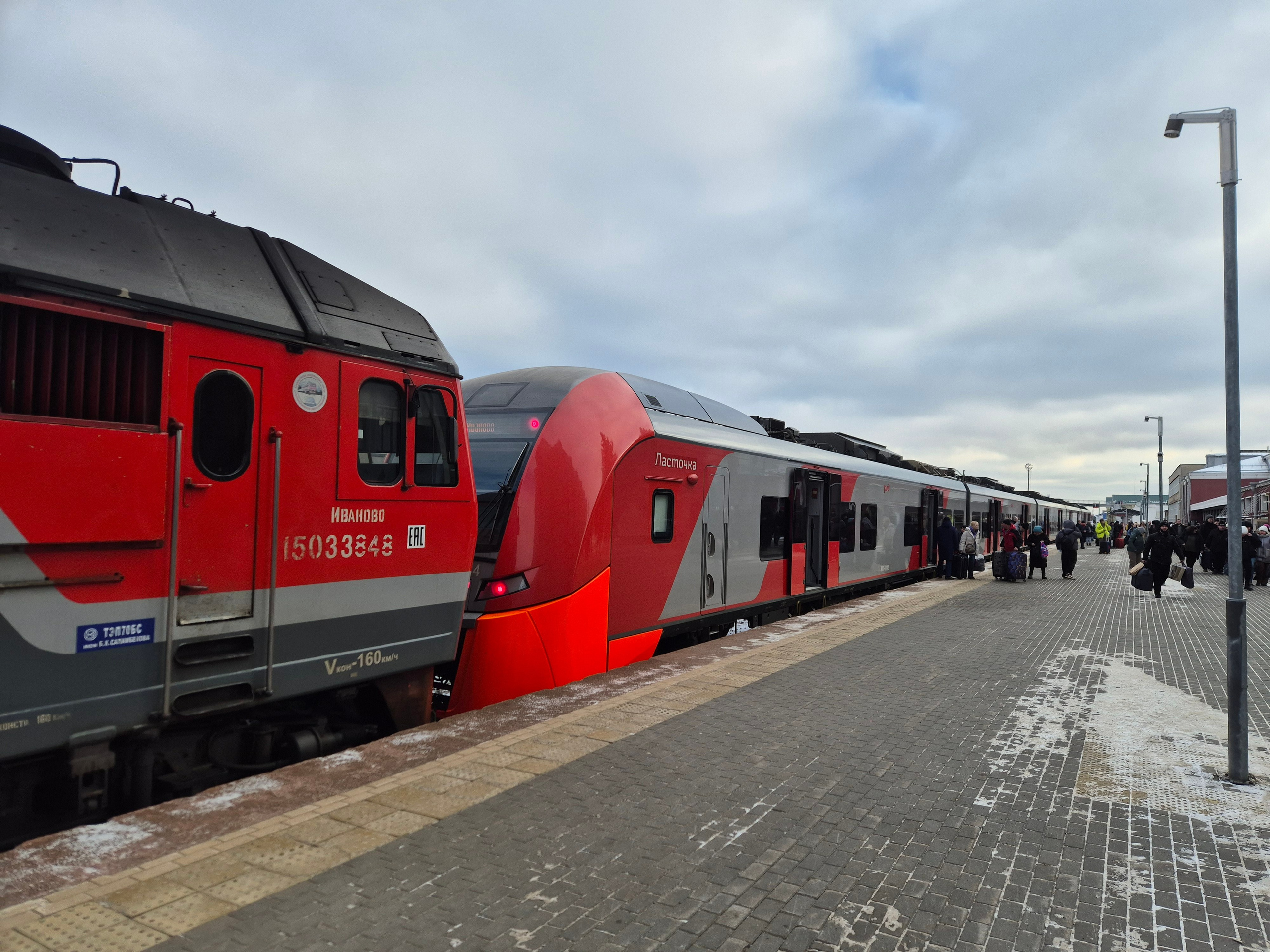 От Москвы до Иваново идет удобная ласточка. Что интересно, последние перегоны - под тепловозом