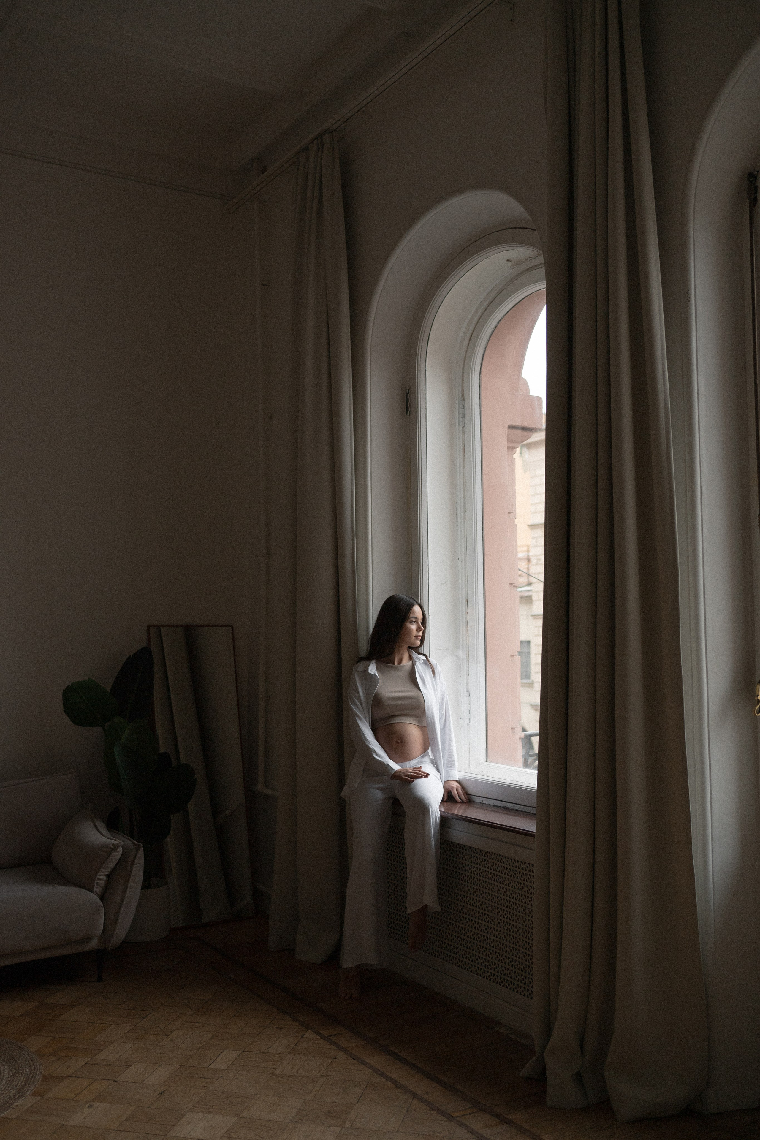 лаконичная фотосессия беременности в фотостудии