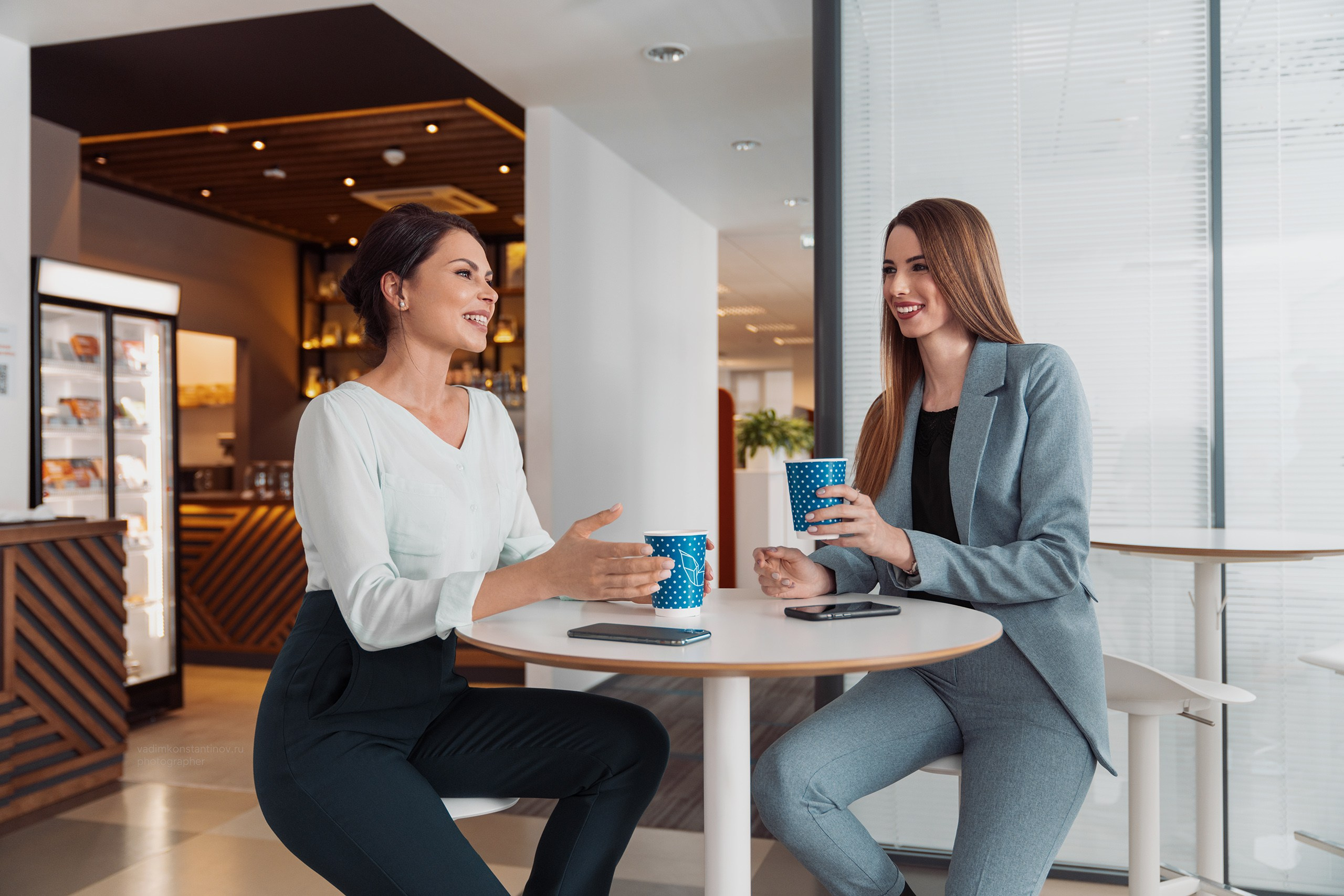 Съемка в деловом стиле в кафе, бизнес портрет