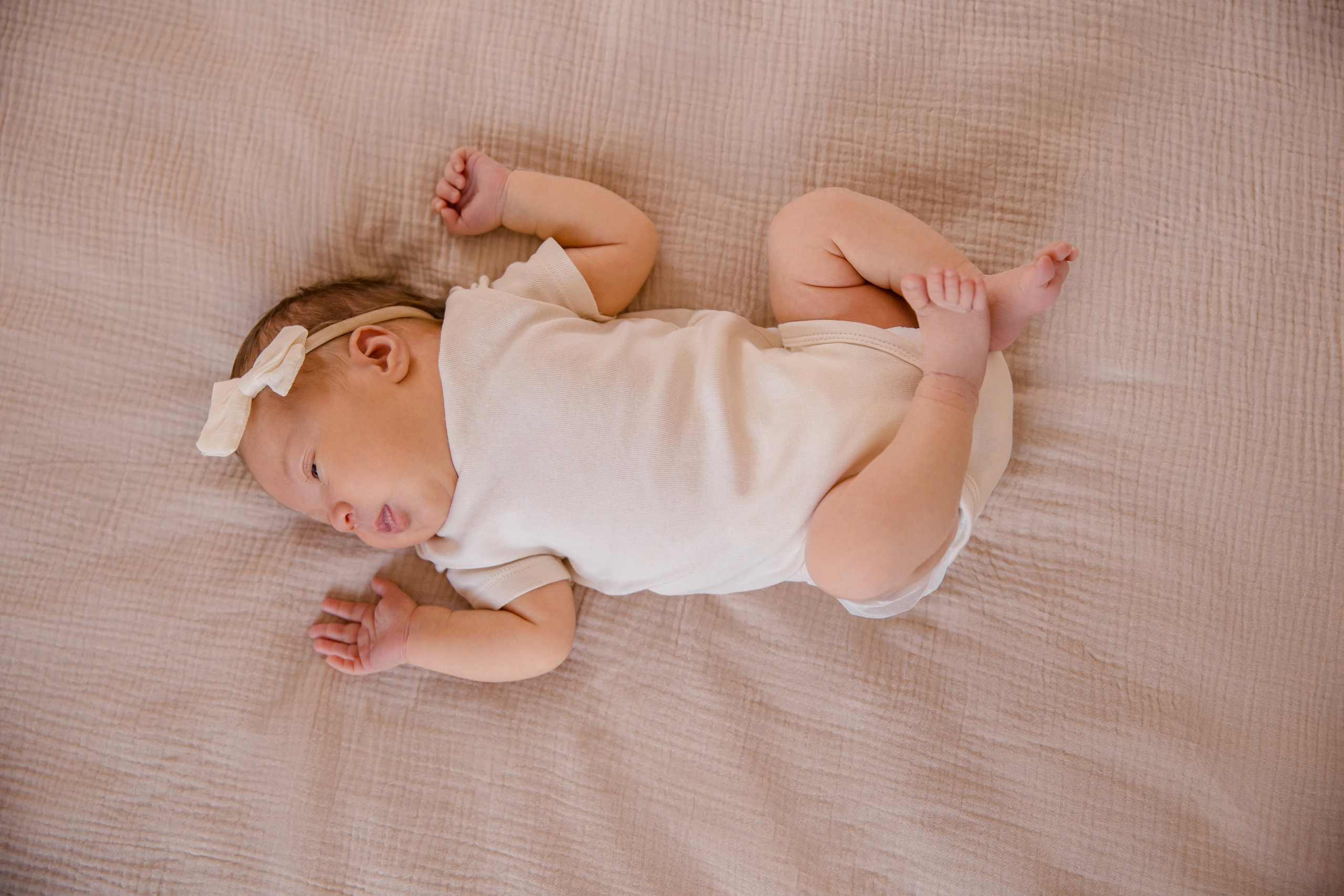 Новорожденная Ульяна в уюте дома. Семейный и детский фотограф в Москве Вера Ускова