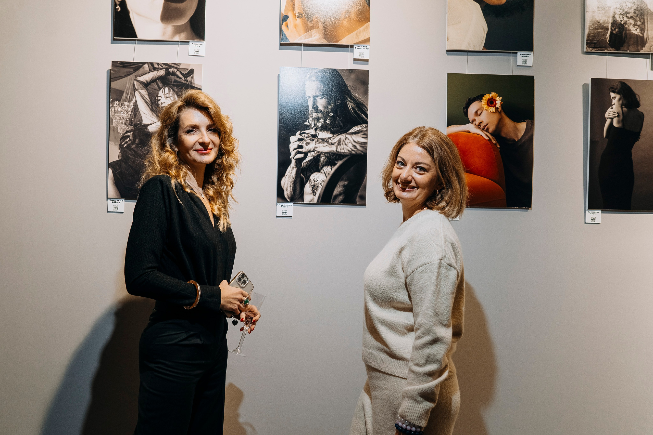 Вернисаж фотовыставки MFamilia «Гармония различий». Организация фотовыставок в Петербурге и Москве, MFamilia (МФамилия)