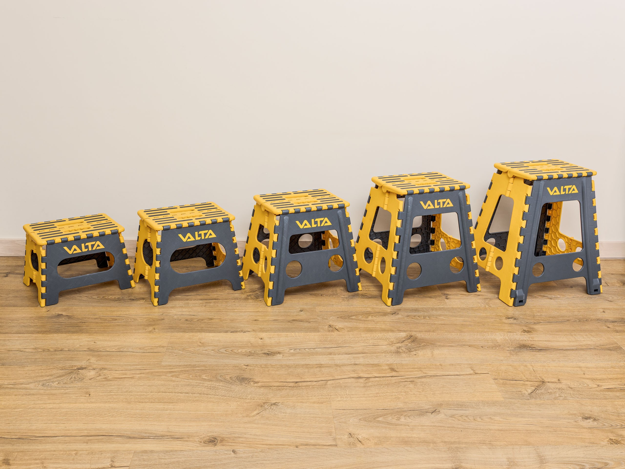 Предметные фотографии бытовых и строительных инструментов