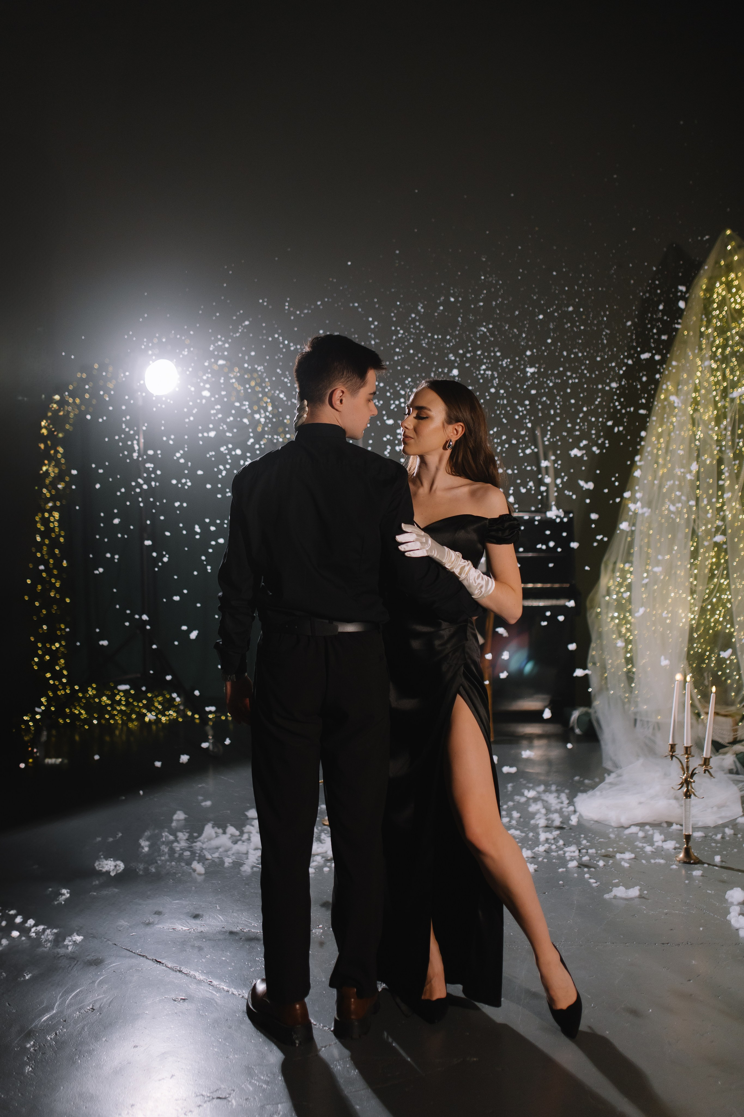 Зимняя фотосессия пары с падающим снегом при свечах. Фотограф и видеограф в Мурманске, Москве Екатерина Нечаева