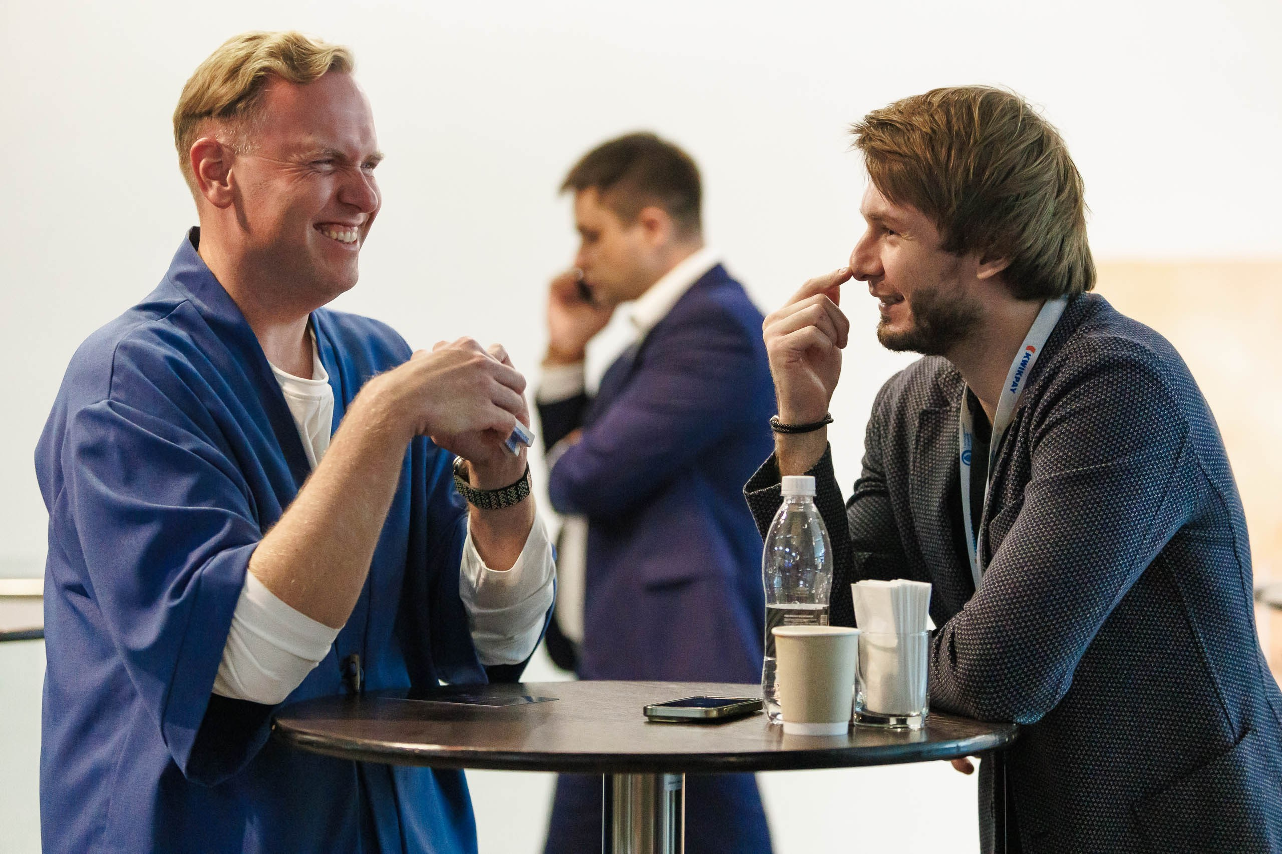 Уастники вона вечернем приеме десерты и коктейли