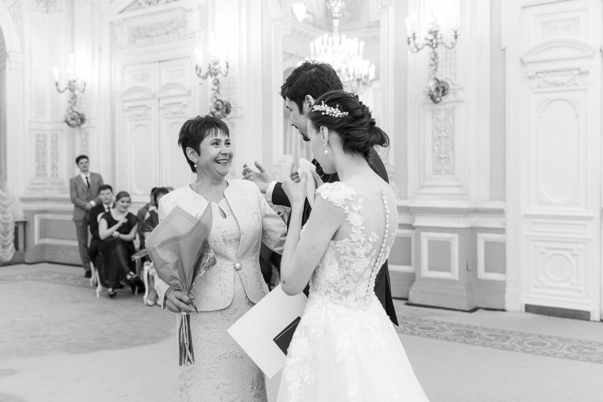 Мама смеется и поздравляет жениха