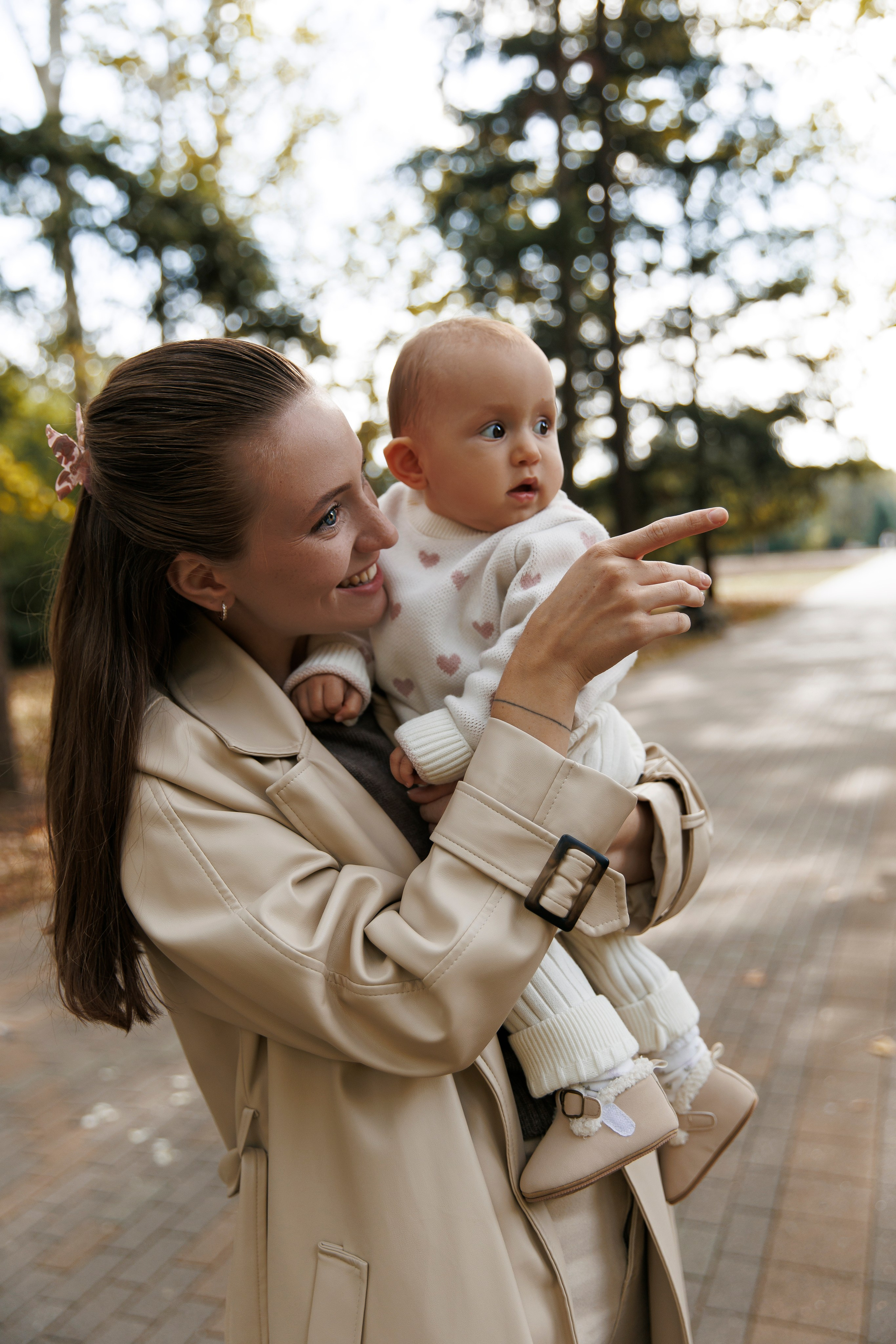 «Embracing Autumn: A Family Adventure Amidst Golden Leaves»