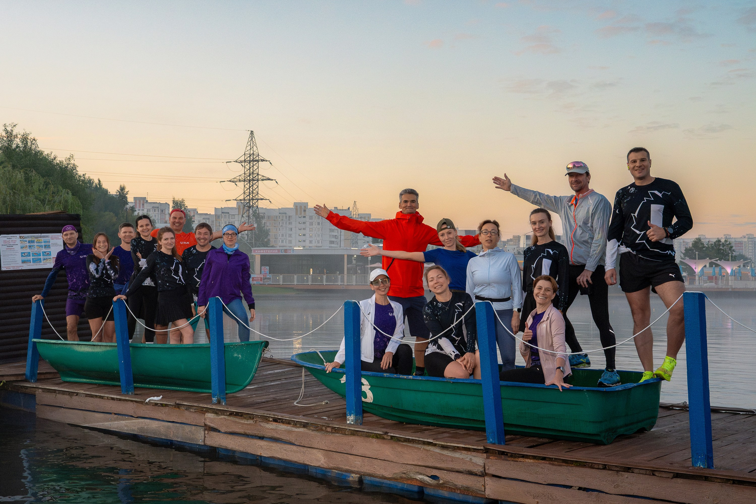 Runforsun, серия очень ранних забегов в Москве, 01.09.2026. Фотограф Михаил Гуменный