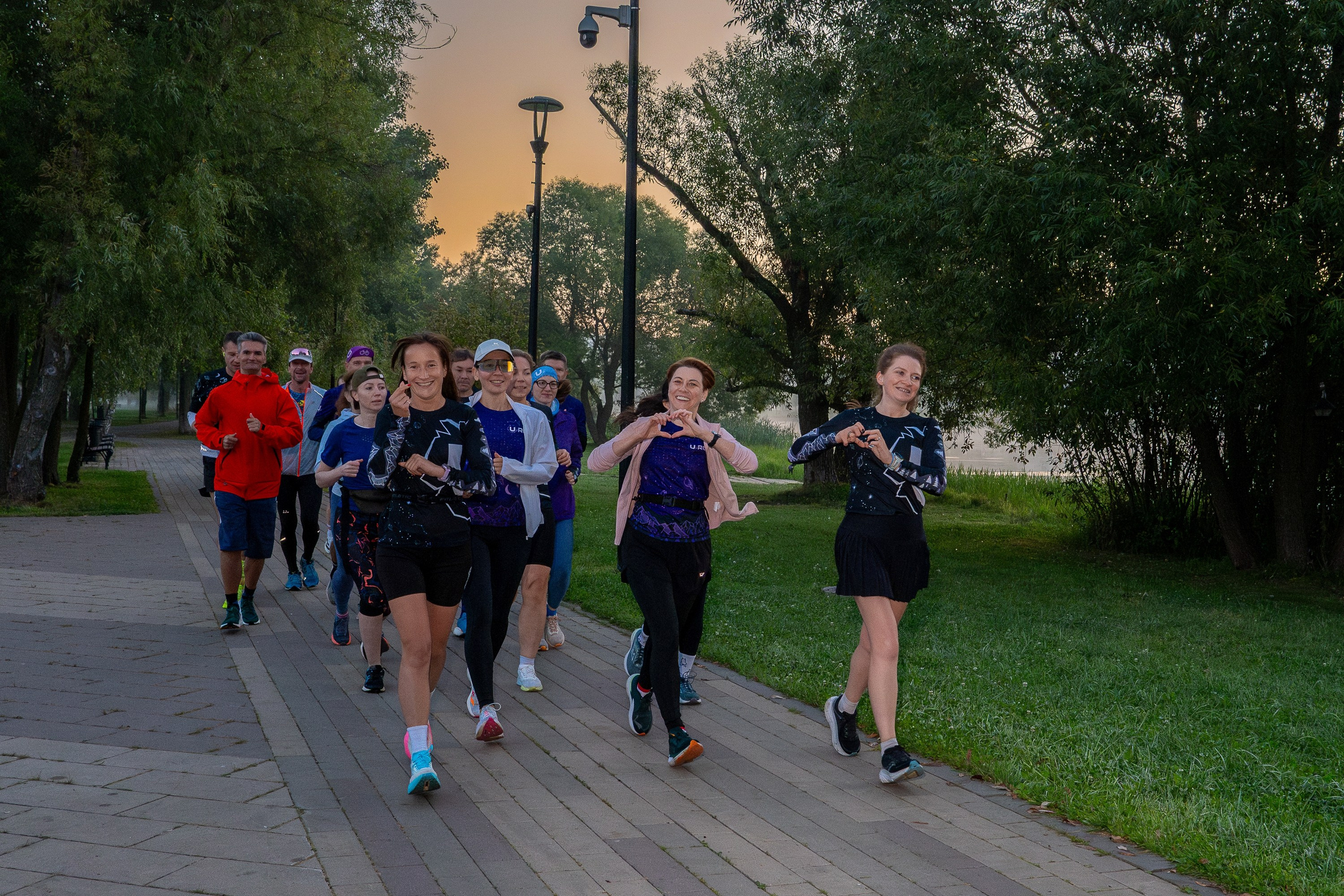 Runforsun, серия очень ранних забегов в Москве, 01.09.2026. Фотограф Михаил Гуменный