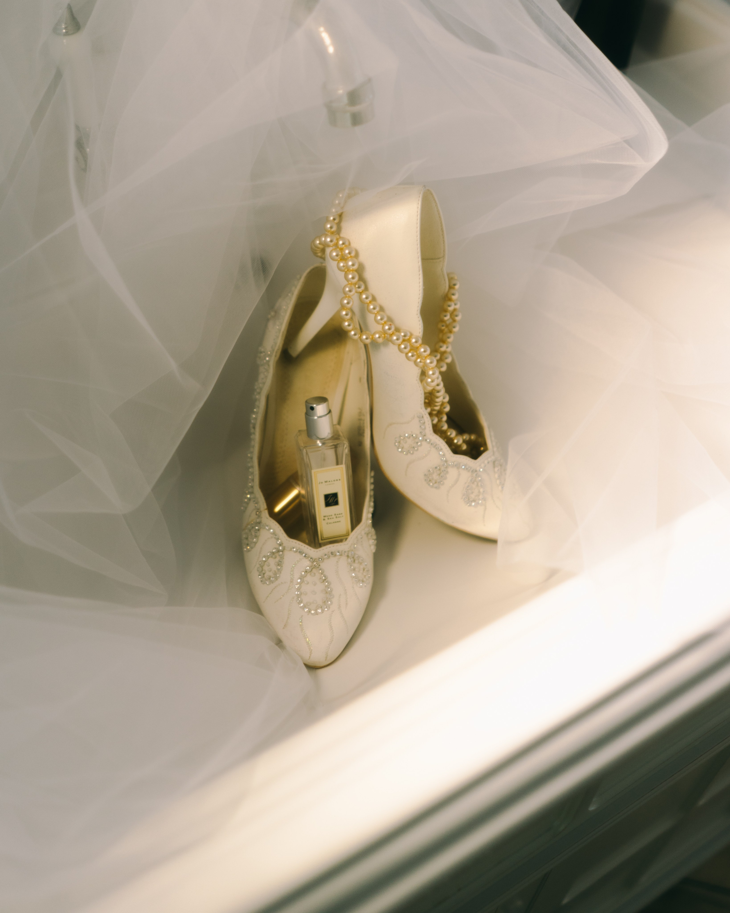 Свадебные туфли и детали крупным планом в свадебной фотосъемке, bridal still life