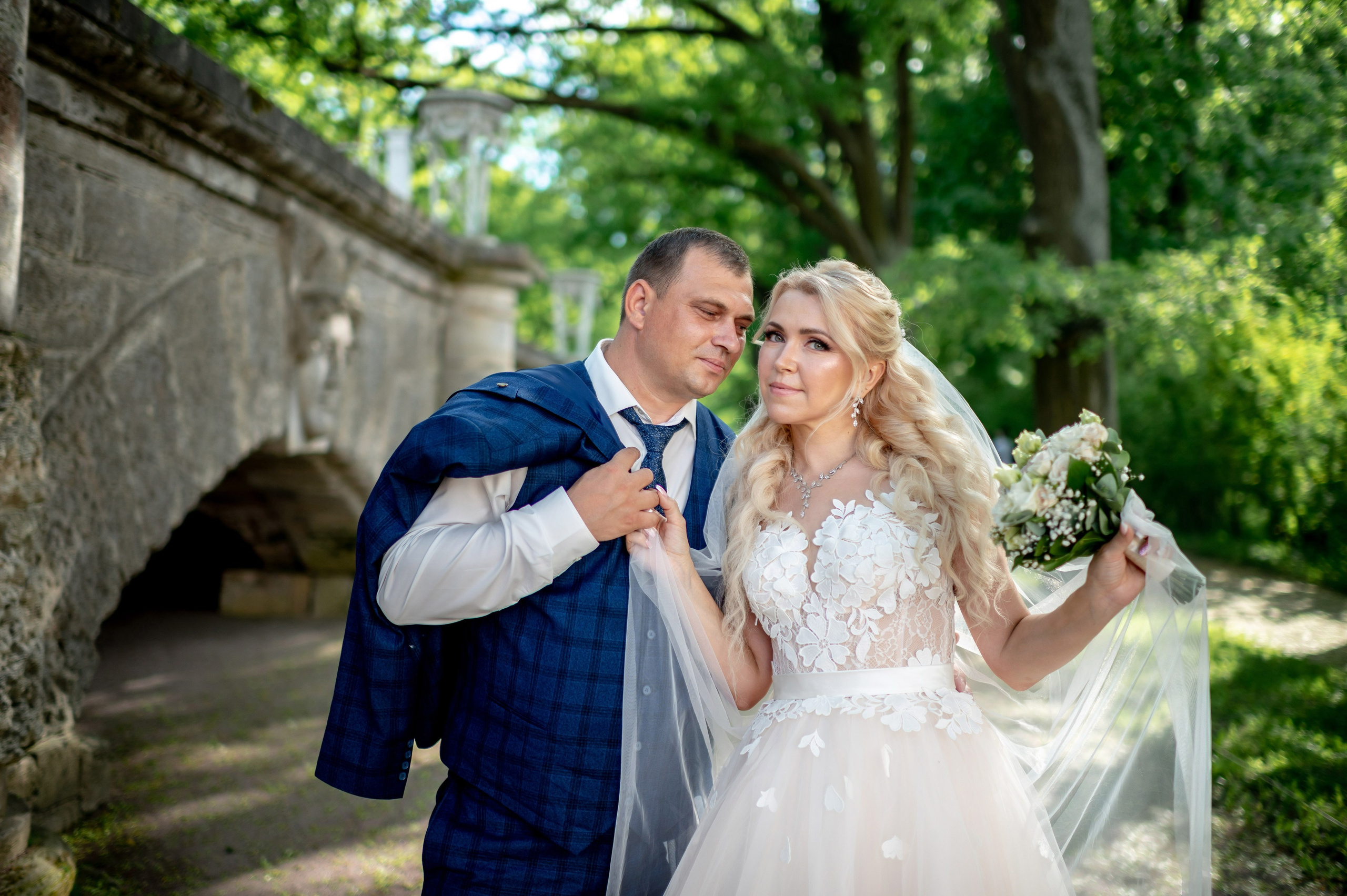 Евгения (фотосессия с малиновым chevrolet camaro, в сирени в Пушкине в Екатерининском парке). Портретный, семейный и свадебный фотограф в Санкт-Петербурге и в Пушкине Ширяев Денис