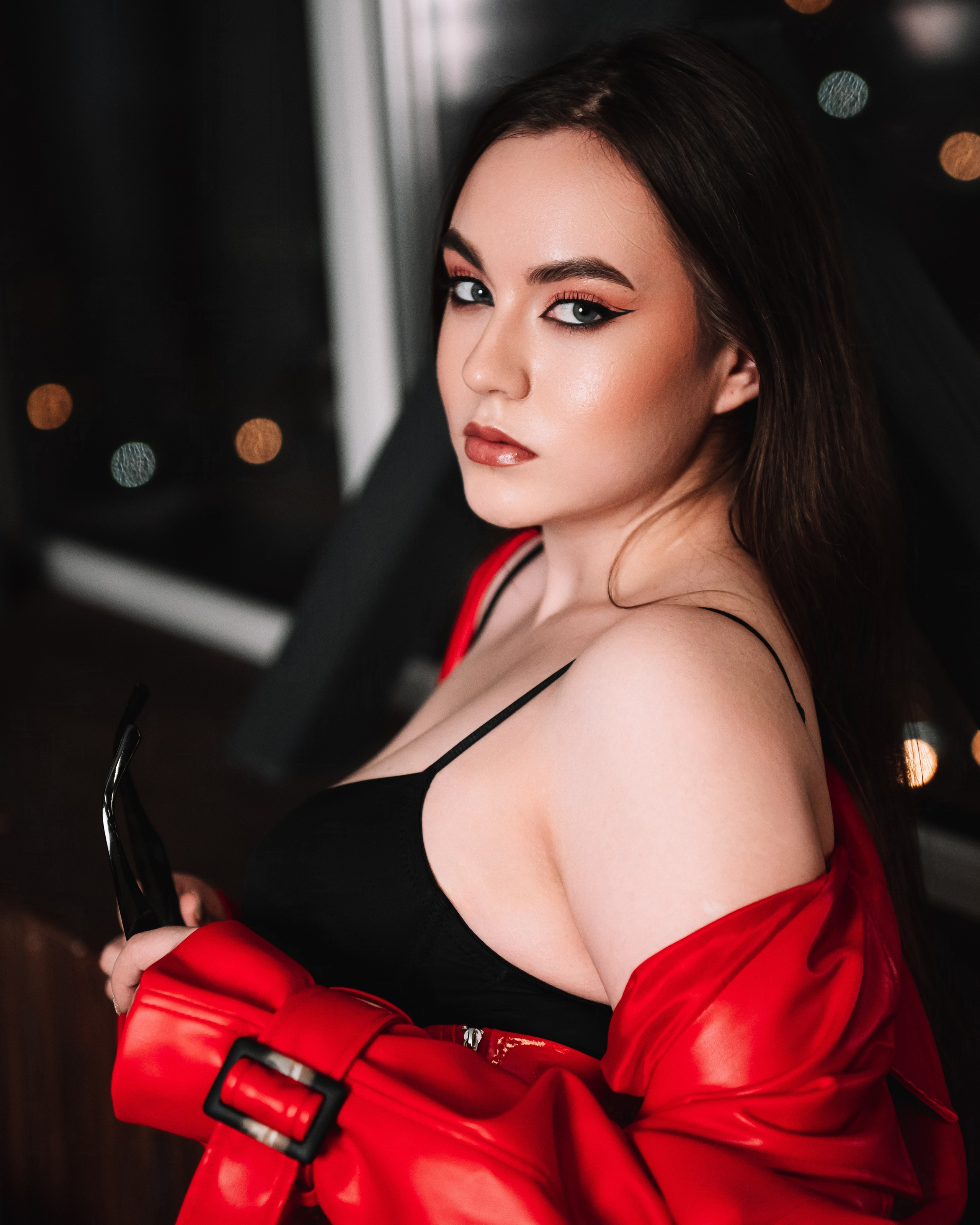 Сексуальная фотосессия в красном кожаном плаще в г. Кемерово