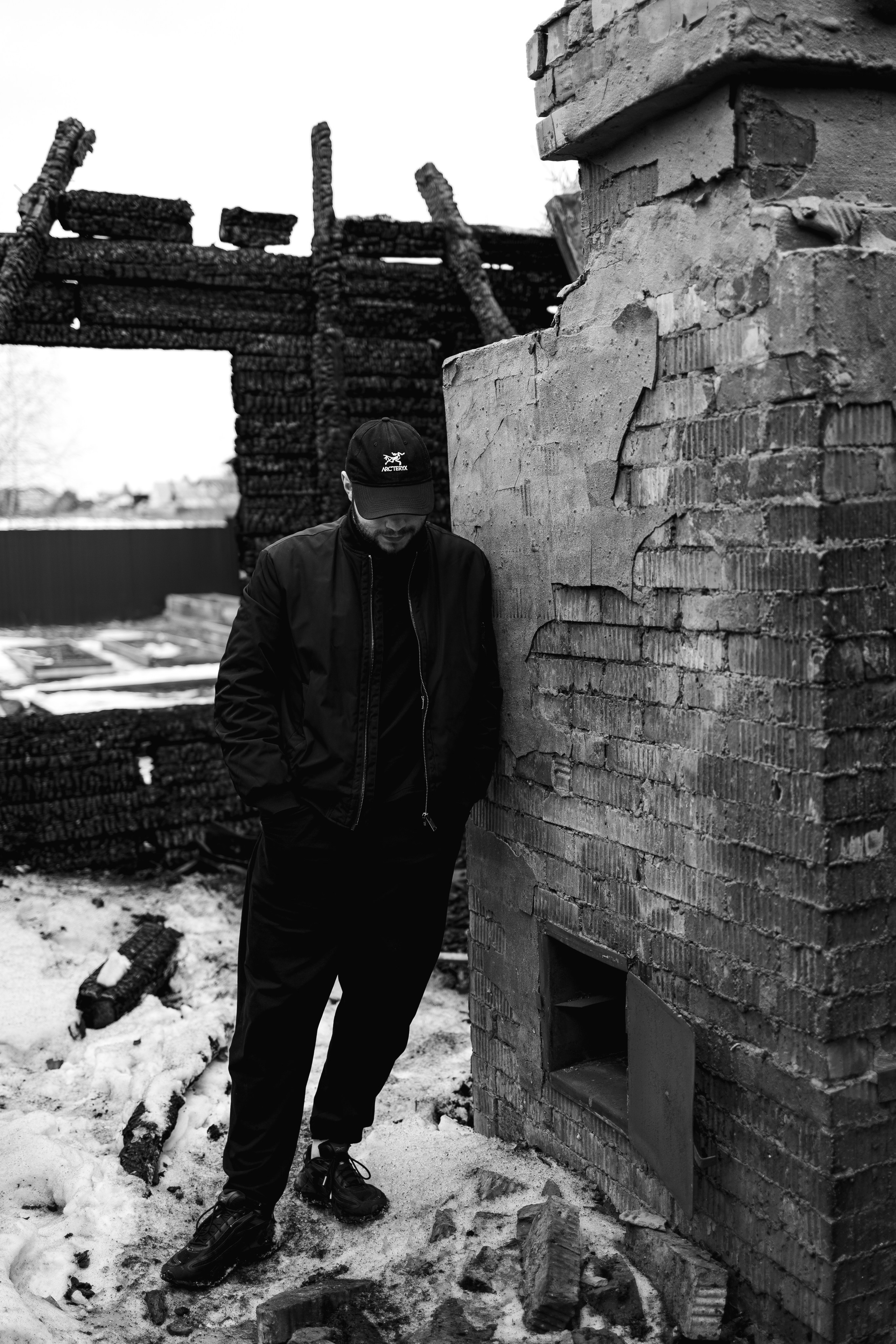 Илья за 1 час до сноса дома, который сгорел у нас в 2023. Семейный фотограф Надежда Каримова | Иркутск Байкал Аршан