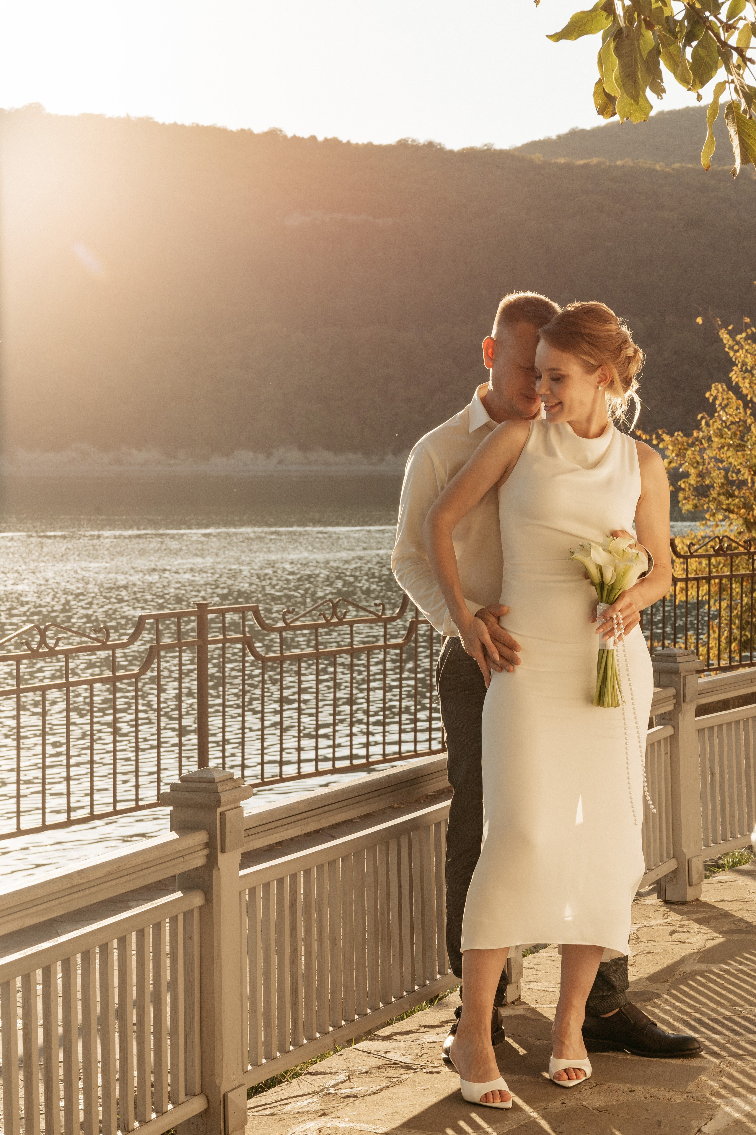 Портрет молодоженов на фоне виноградных террас и озера Абрау