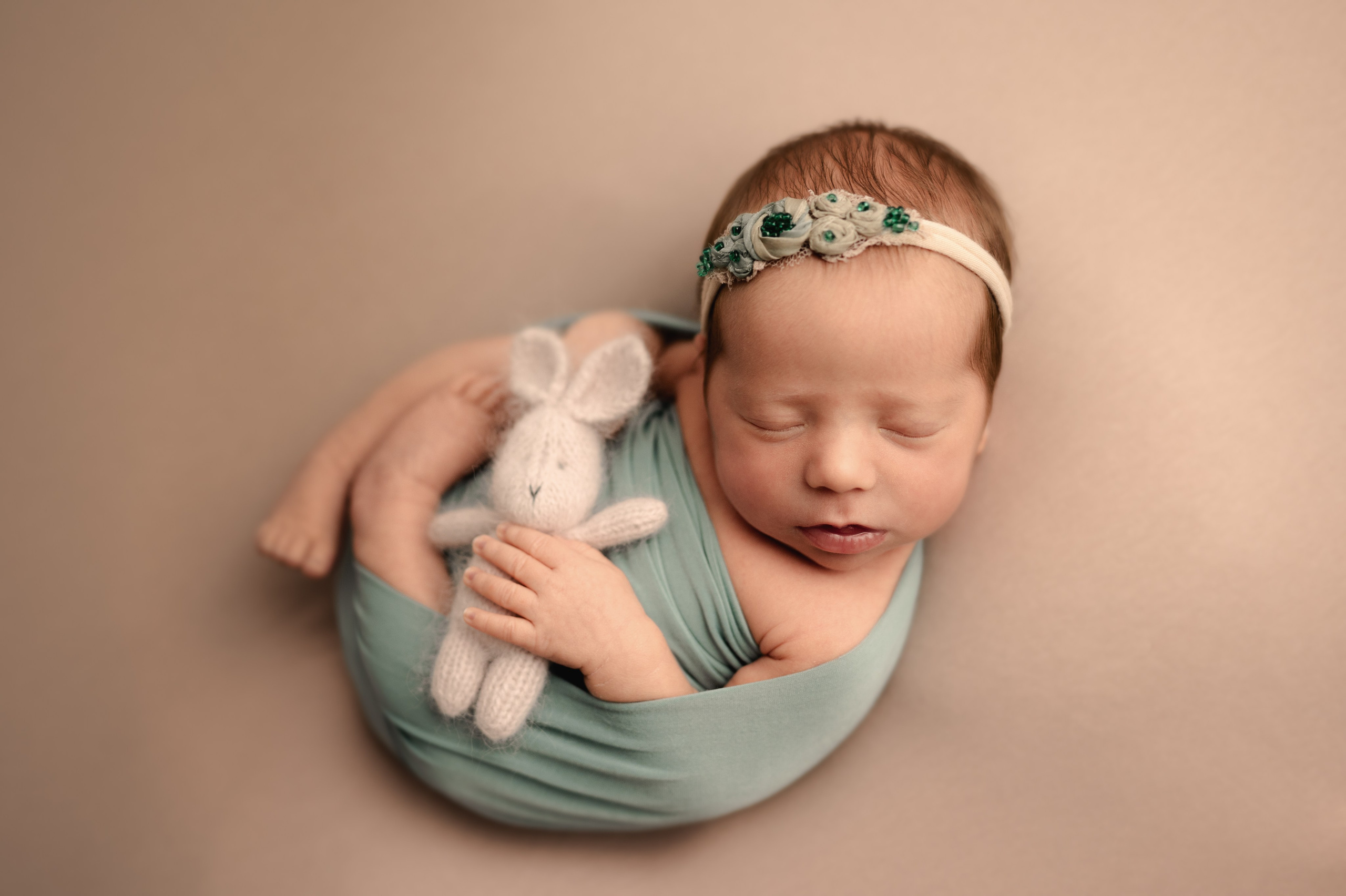 малышка мило спит с игрушкой,  детская фотосессия ногинск