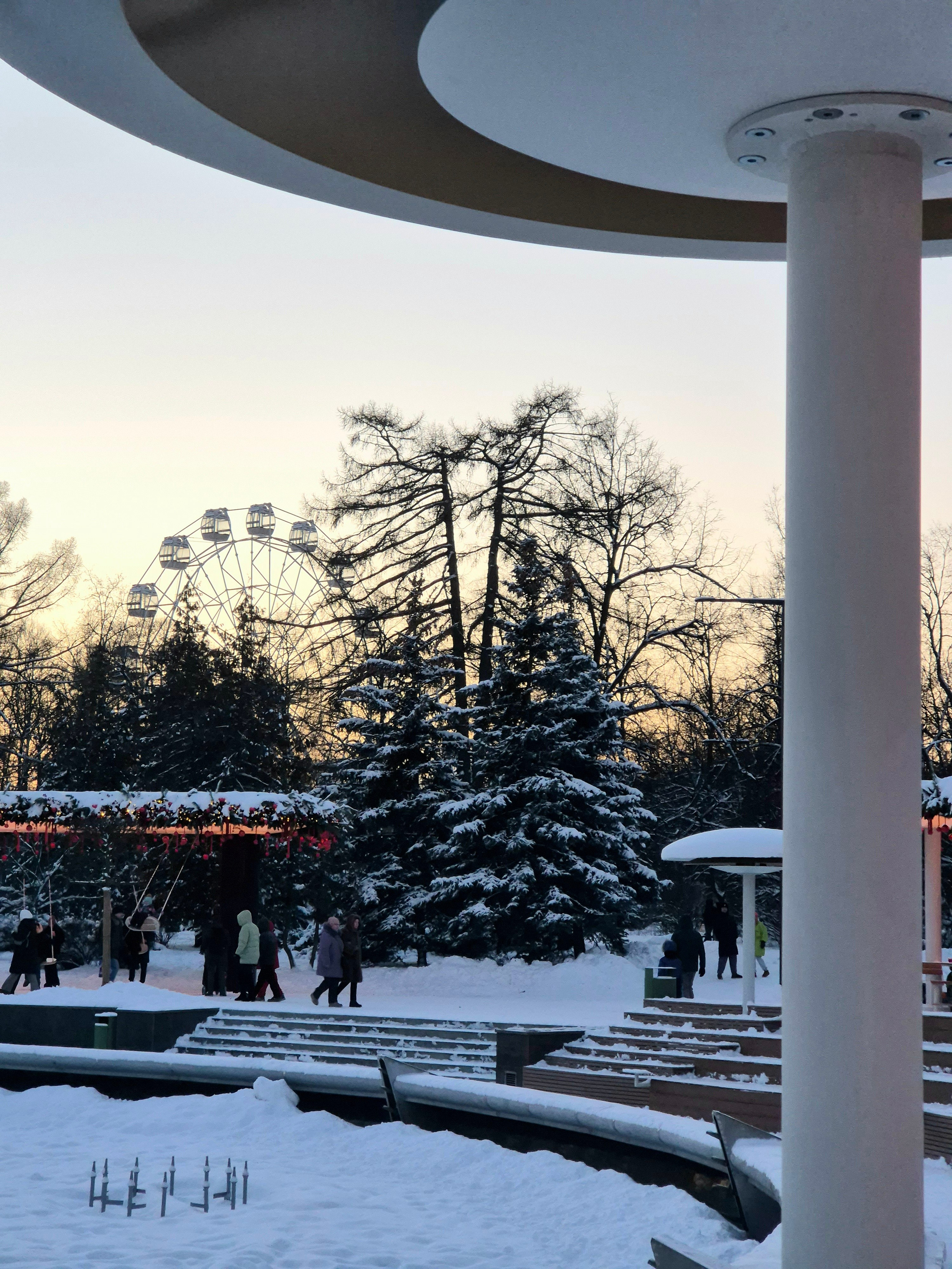 В 16 часов в парке уже закат и толпы гуляющих