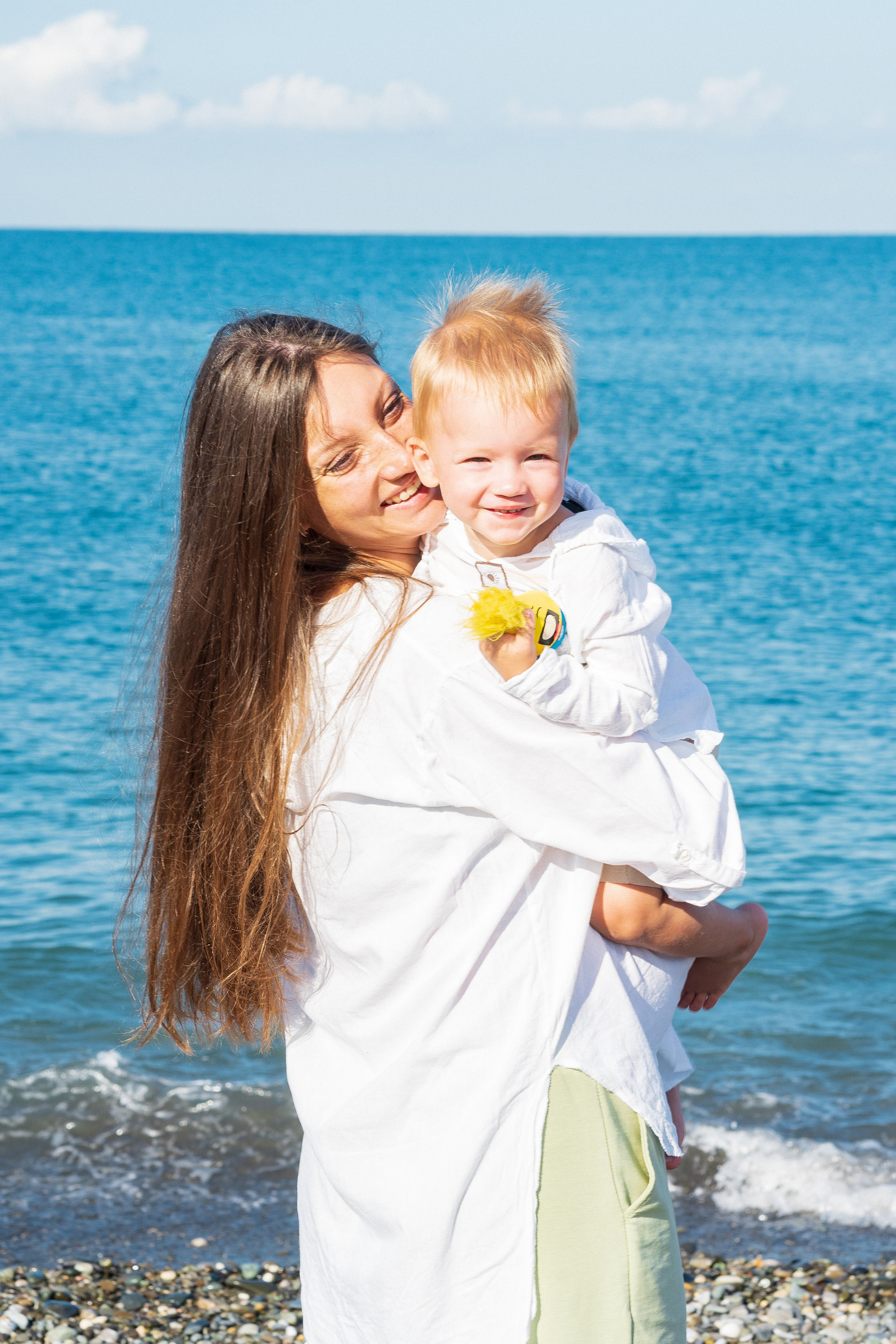 Семейная летняя съемка на пляже и в сквере. Фотограф в Сочи Тиунова Маргарита и Тиунов Евгений