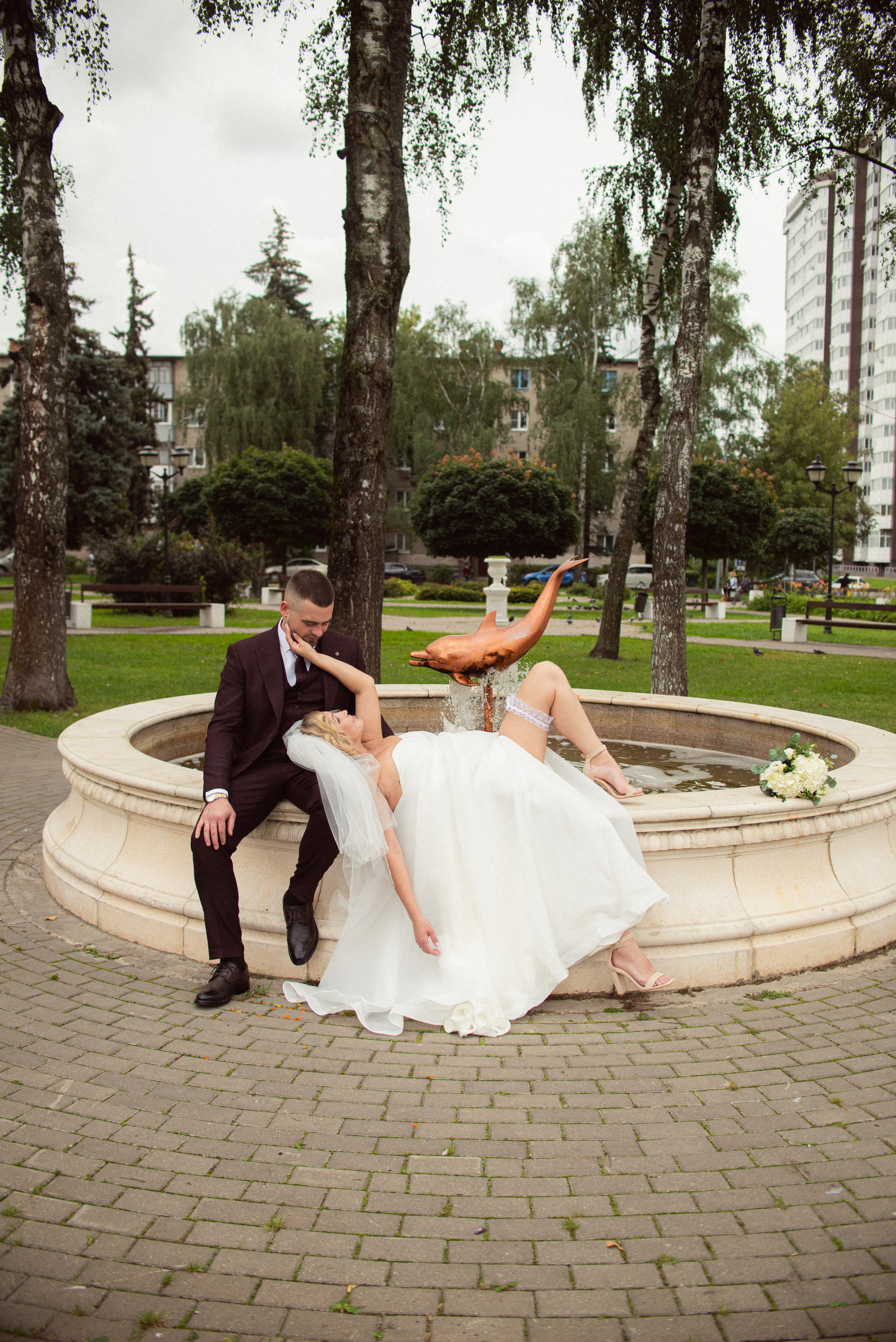 Жених и невеста у фонтана в Старой Купавне, летняя свадебная прогулка в центре города