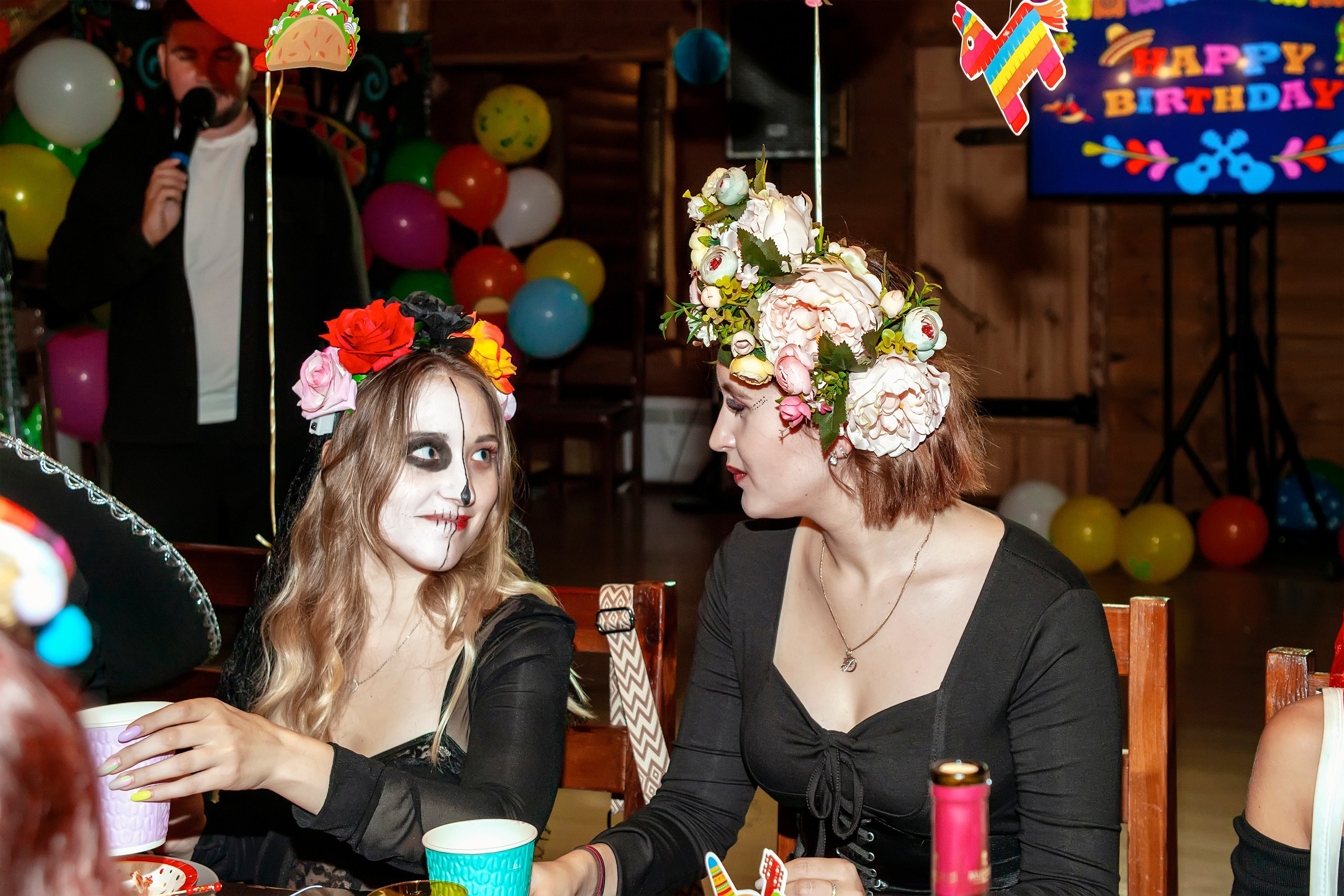 Девушки в мексиканских нарядах