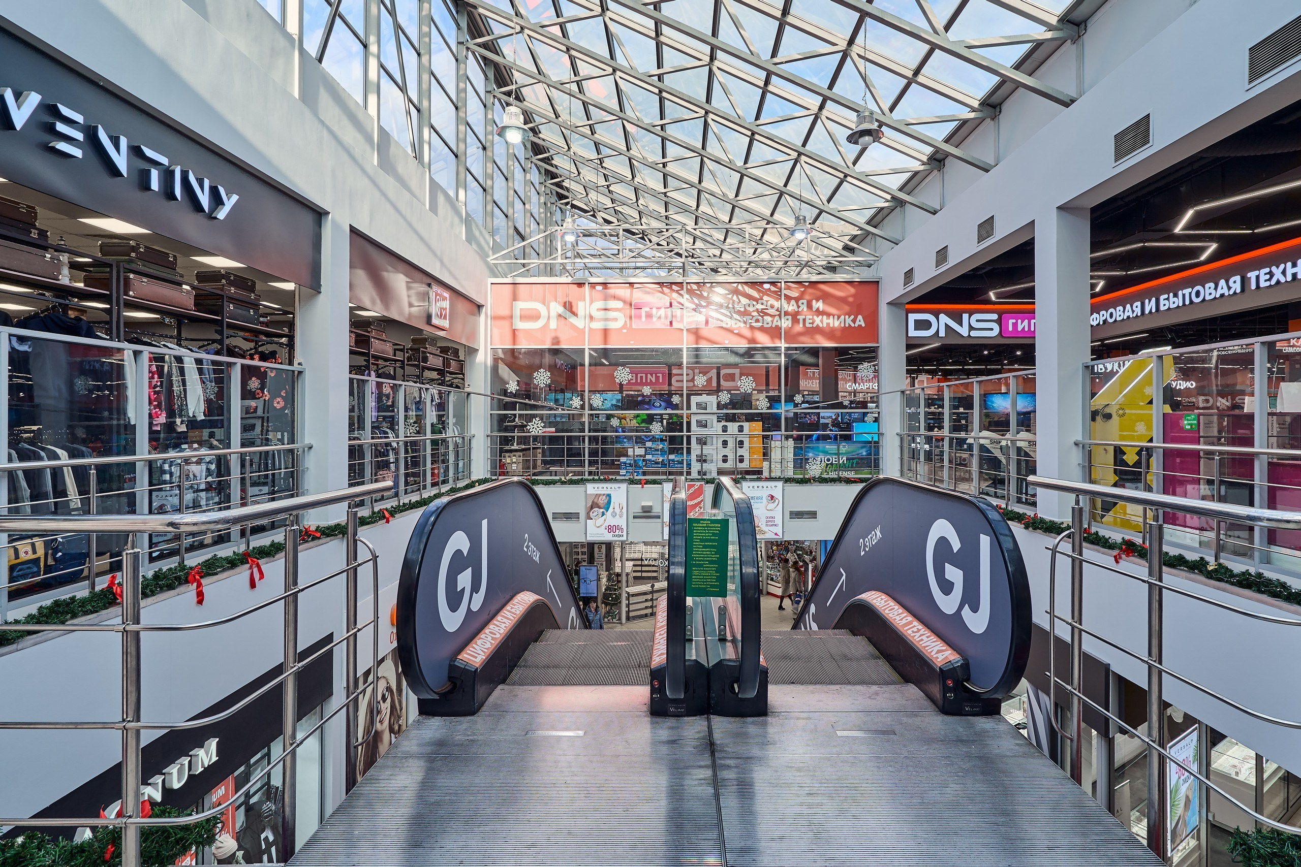 Интерьерное фото на 2-м этаже ТЦ "Солнечный" в естественном свете от фонаря в ТЦ