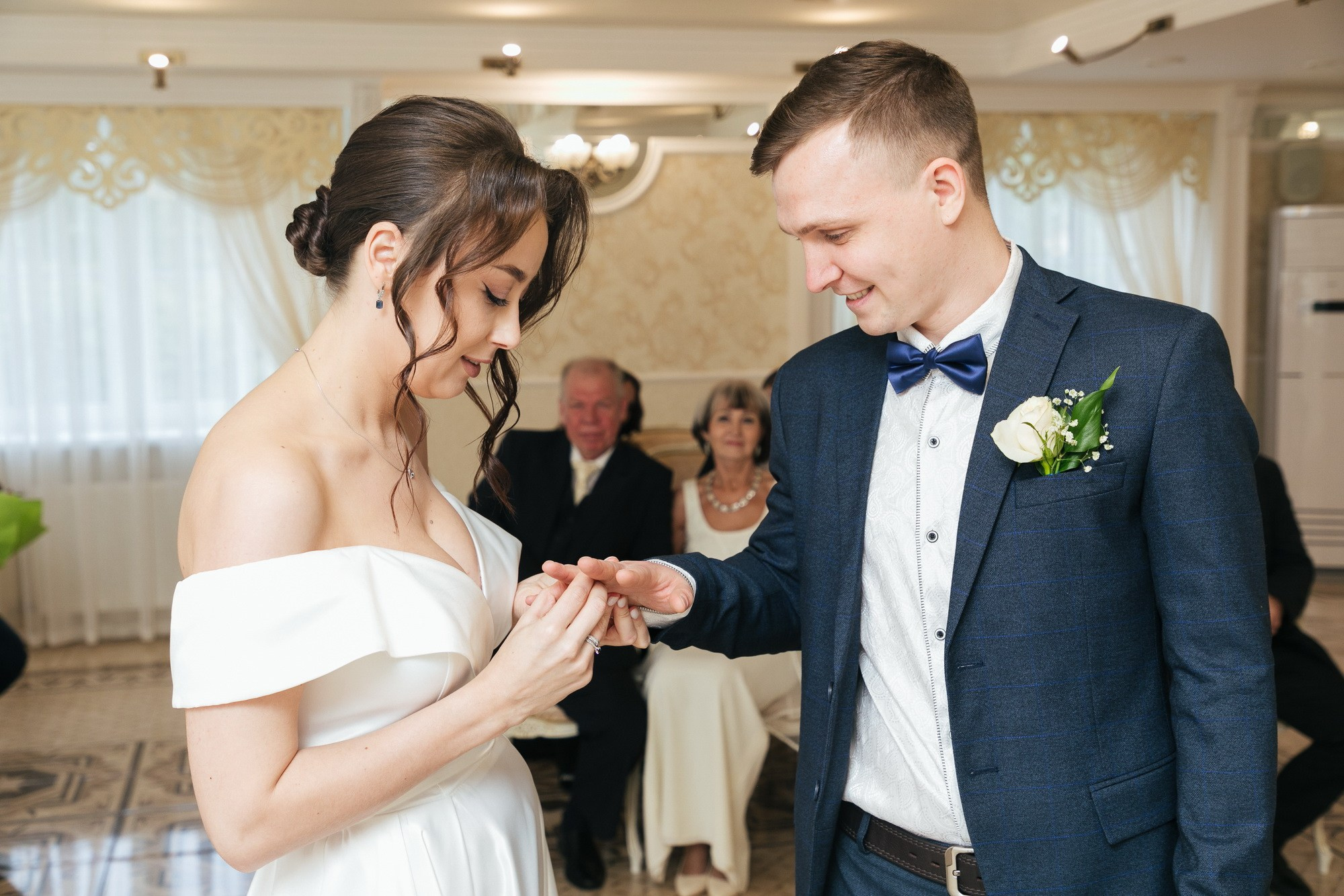 свадебная съемка в петергофе, найти фотографа на свадьбу, свадебный фотограф, свадебное платье купить, свадебный салон, свадебные кольца