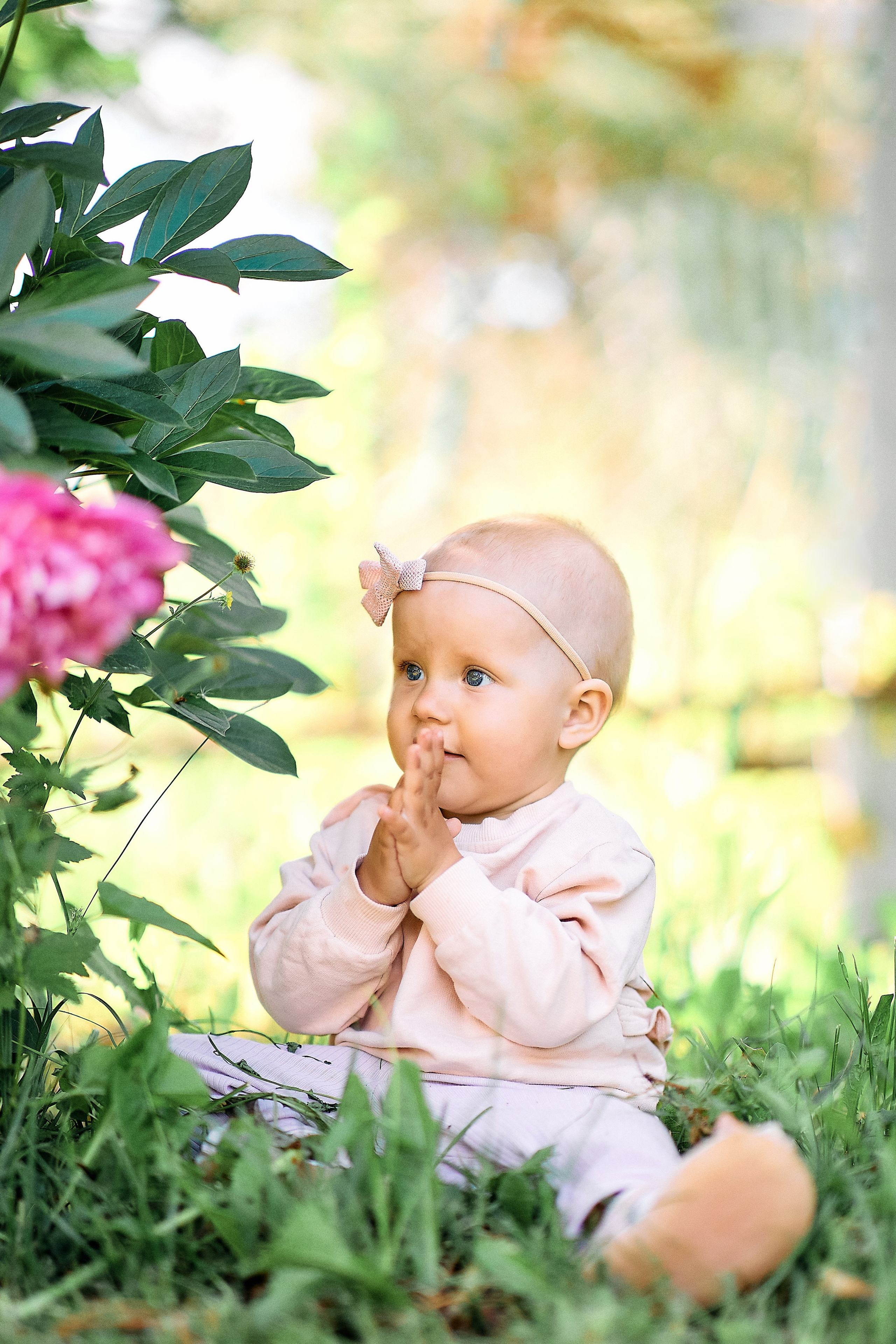 Сонечка на даче в пионах. Семейный и детский фотограф в Ярославле Юлия Галашина