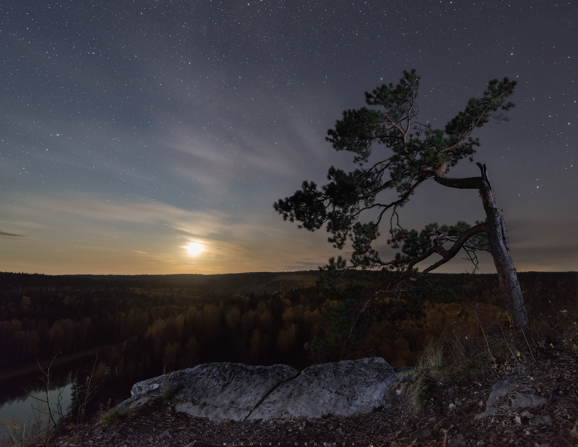 Закат луны на Омутном Камне