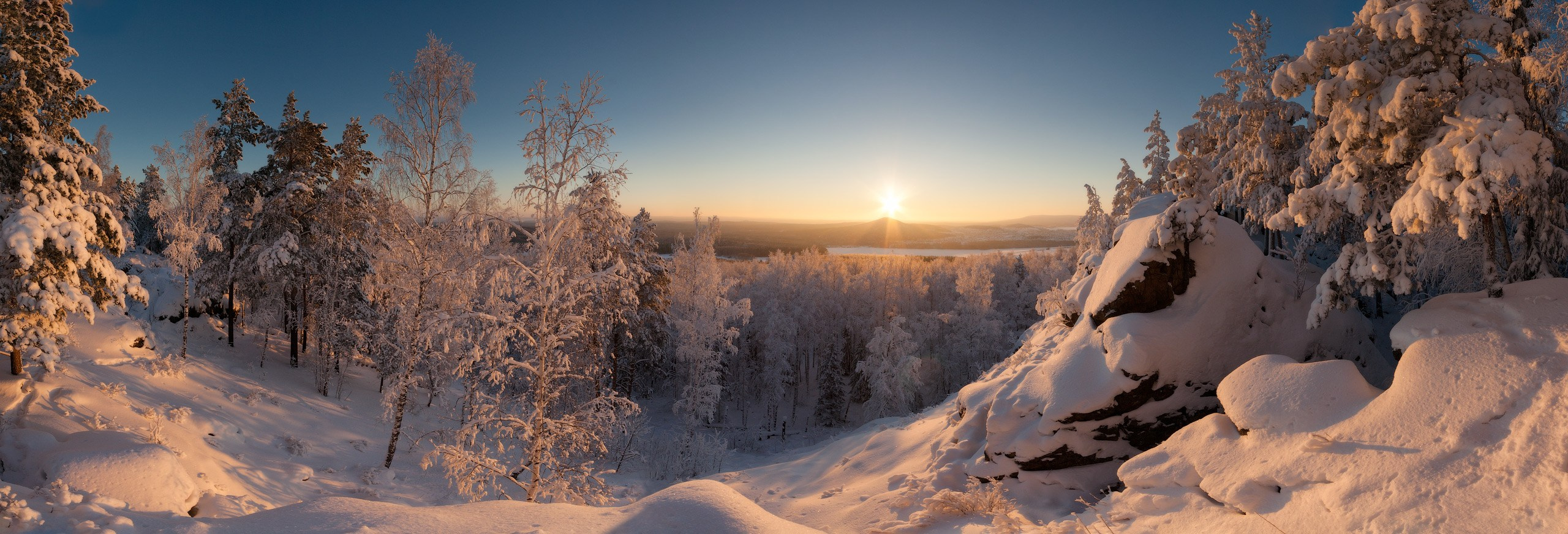 Панорама зимнего леса в окрестностях поселка Черноисточинск возле Нижнего Тагила.