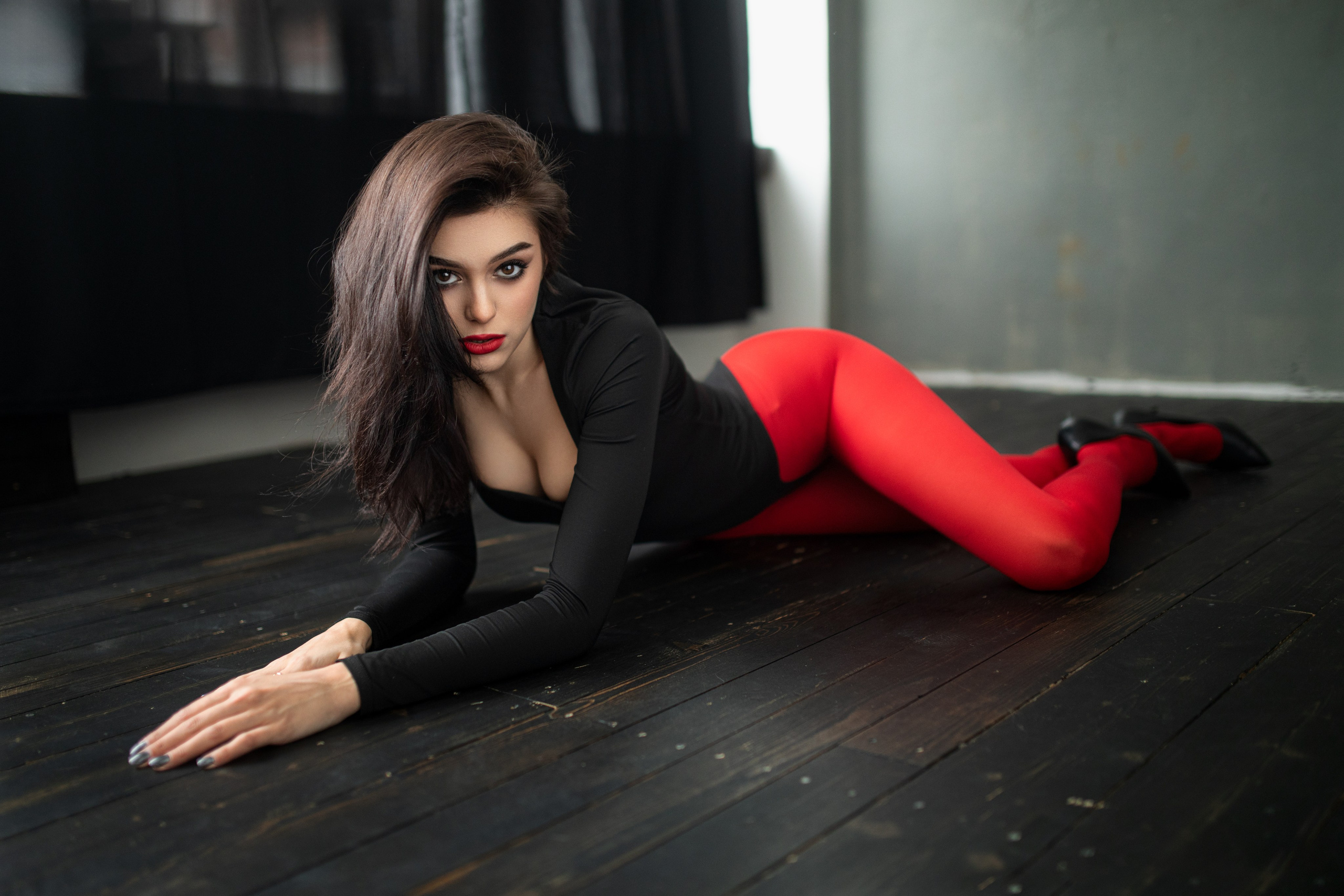 Фотосет с Марианной в студии с минимальным интерьером в формате для «себя»