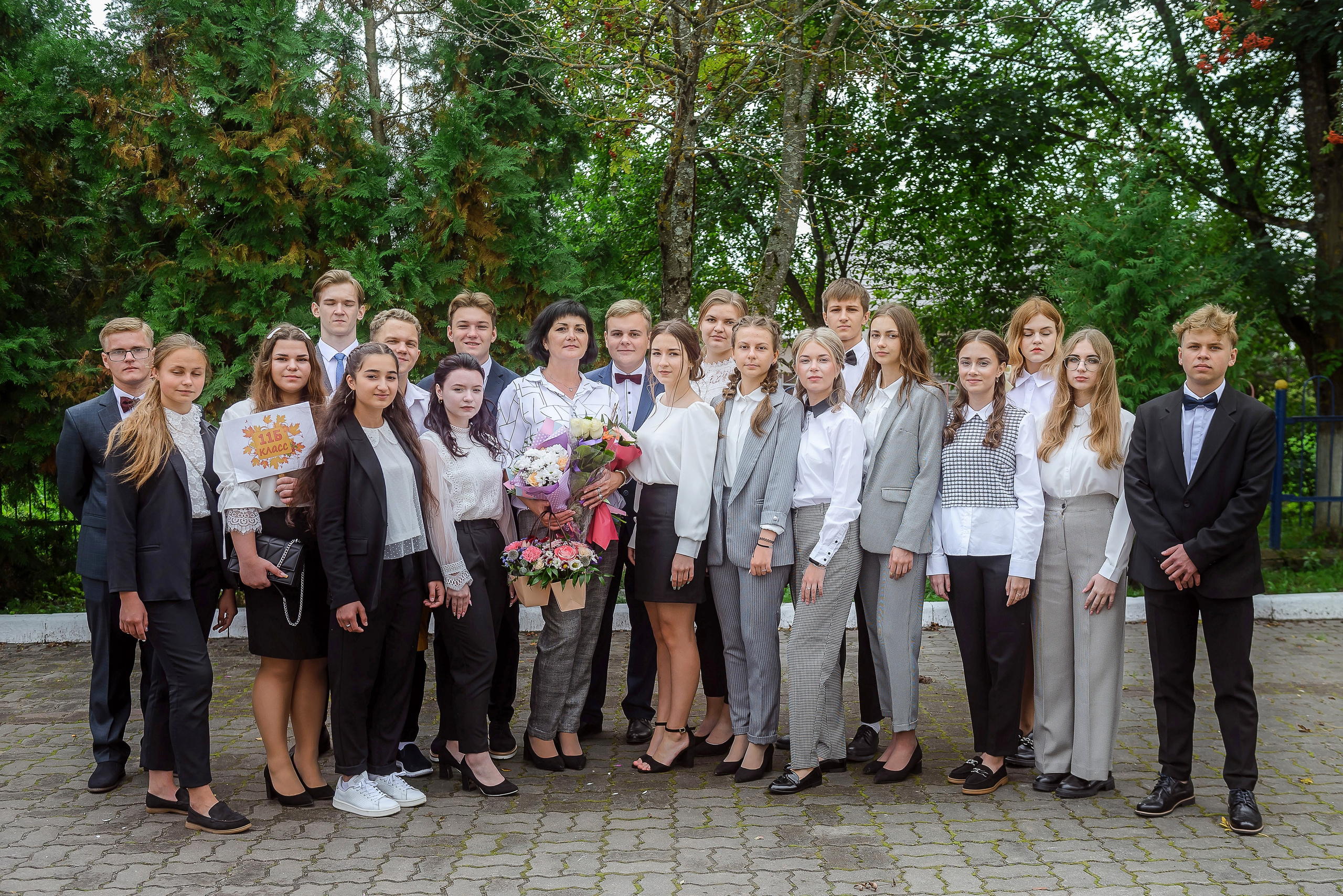 Линейка 11-е классы 2023. Фотограф Галина Лисанова, г. Брянск