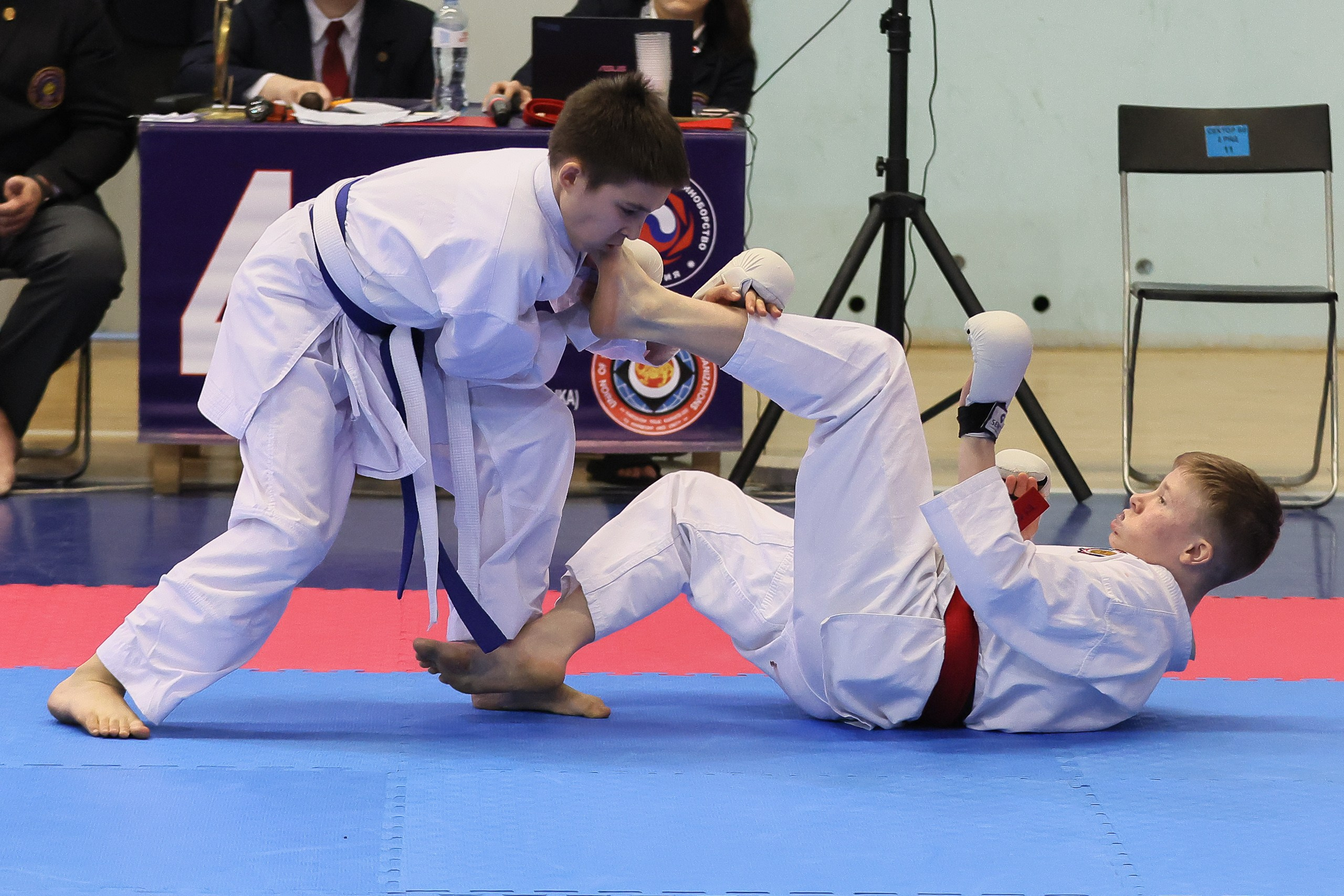 Каратист наносит завершающий удар в поединке кумите