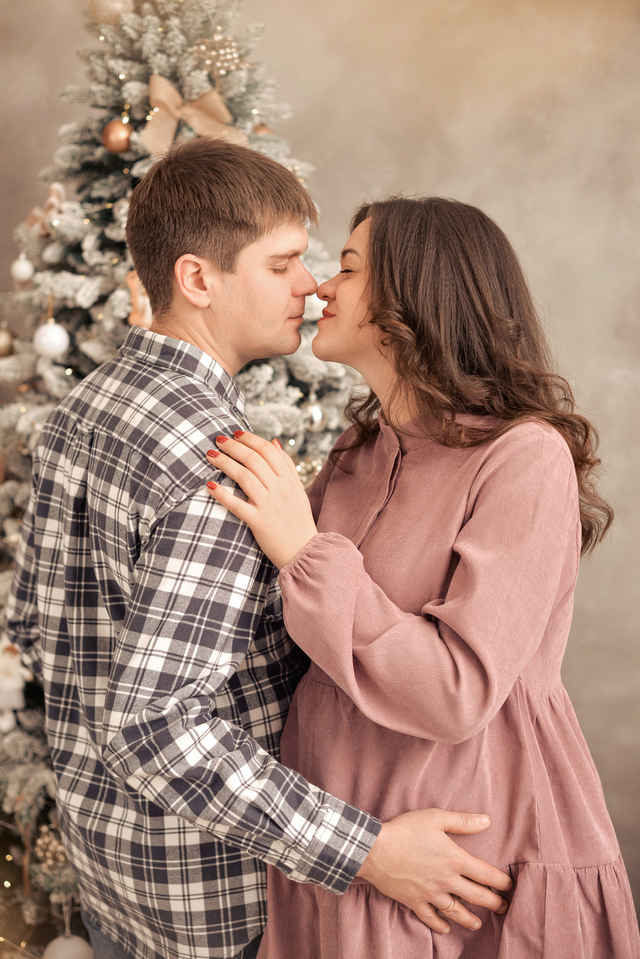 Наталья с мужем в зале Грей. Семейный и свадебный фотограф Галина Абакумова, фотосессии в Белгороде