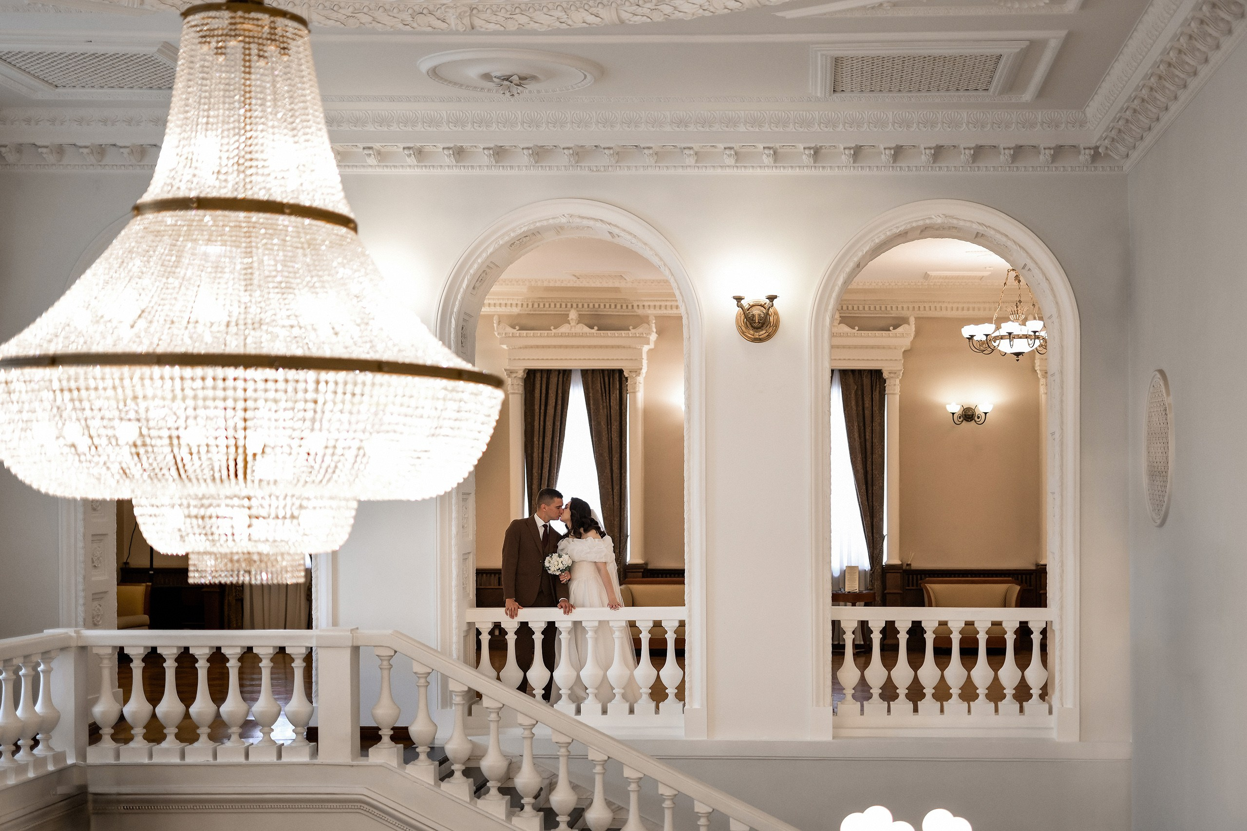 Свадебная фотосессия в Театре Пушкина — идеи и съёмка. 📸 Свадебный и семейный фотограф в Красноярске Тихомиров Евгений | 17 лет опыта | 800+ свадеб