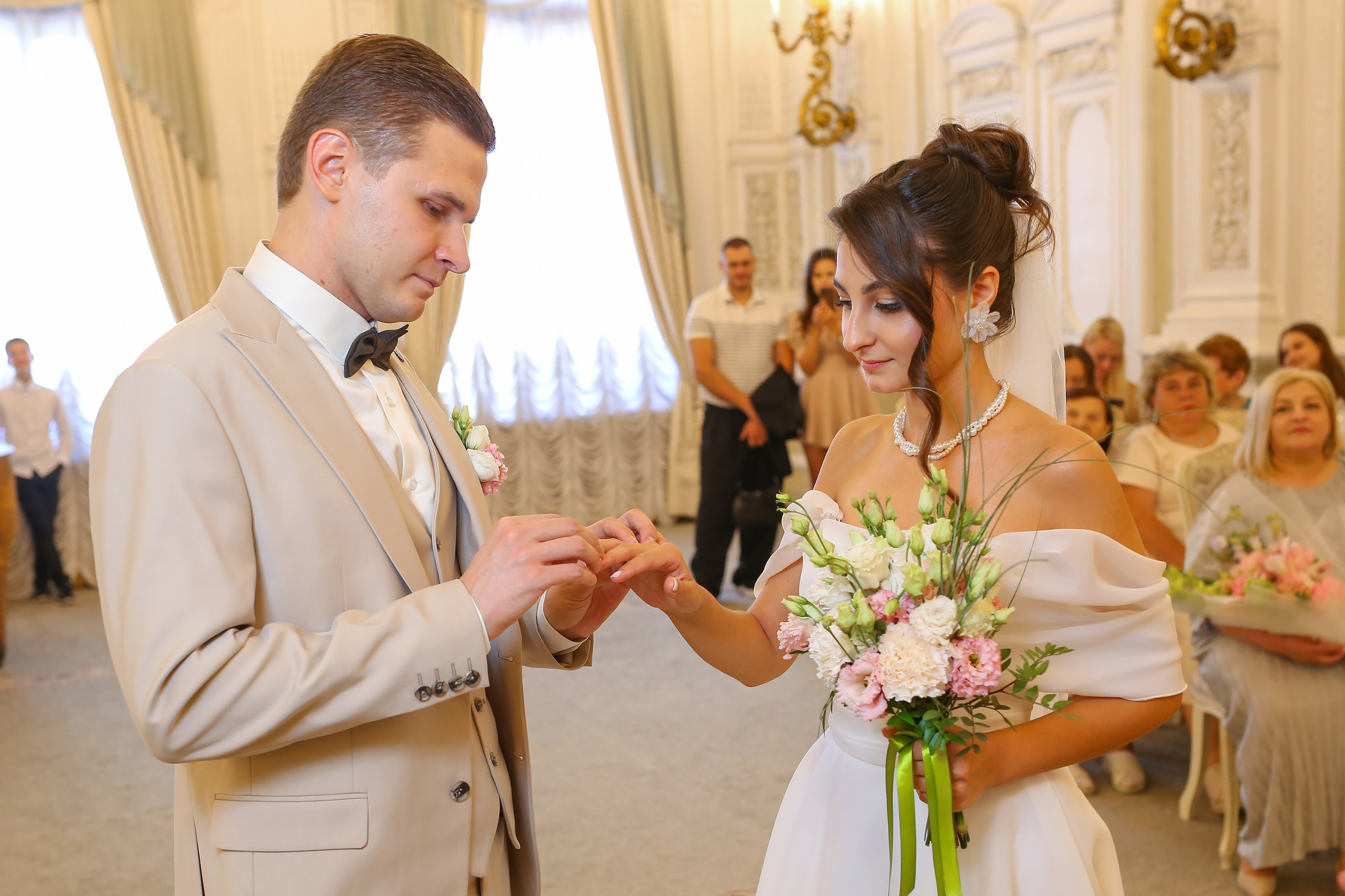 Классические кадры, во Дворце бракосочетания. Свадебный и Репортажный фотограф в Санкт-Петербурге