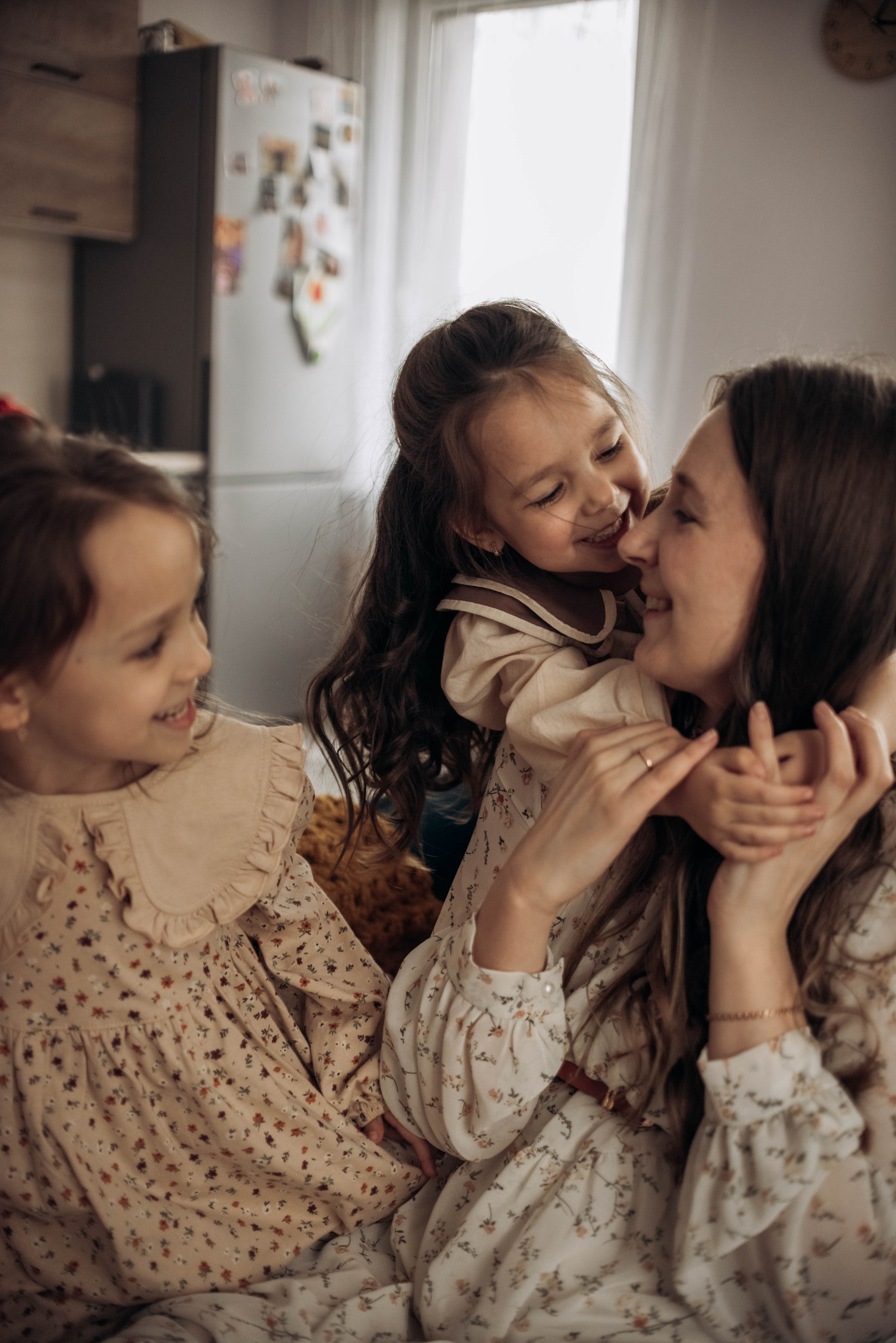 Домашняя фотосессия для мамы и дочек, с цветами, весной, к 8 марта. Семейный фотограф в Железнодорожном Масаева Елена