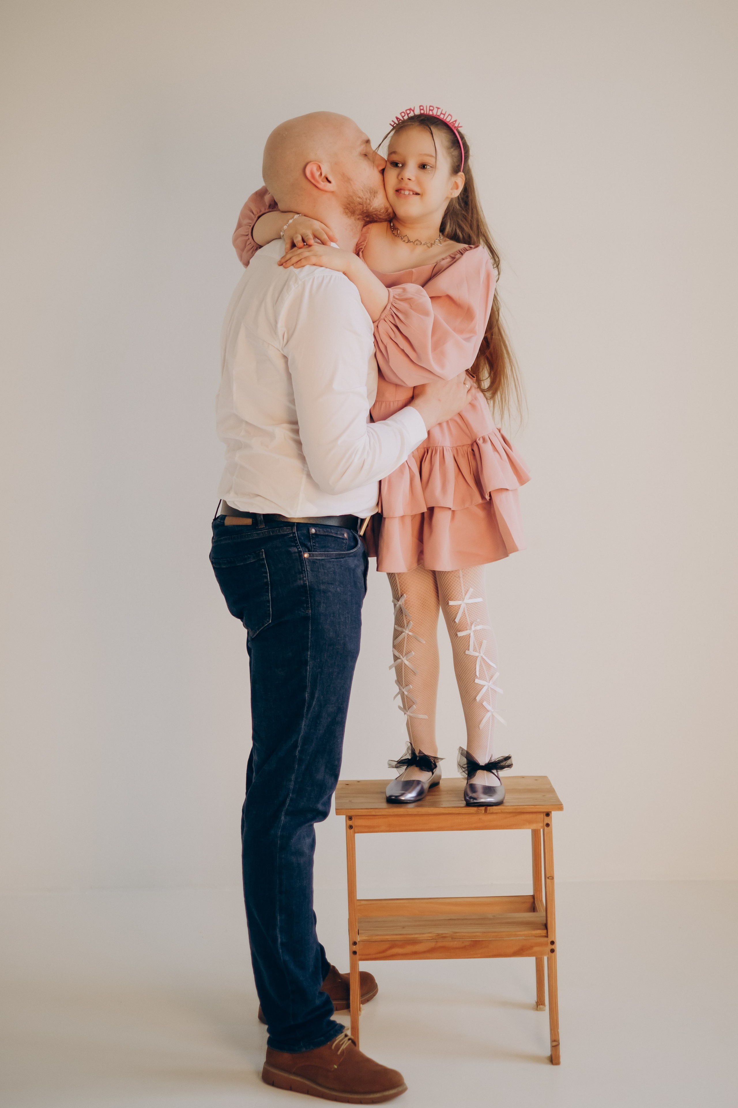 Фотосессия «День рождения» в минималистичной студии. Фотограф Новосибирск Анна Рождественская