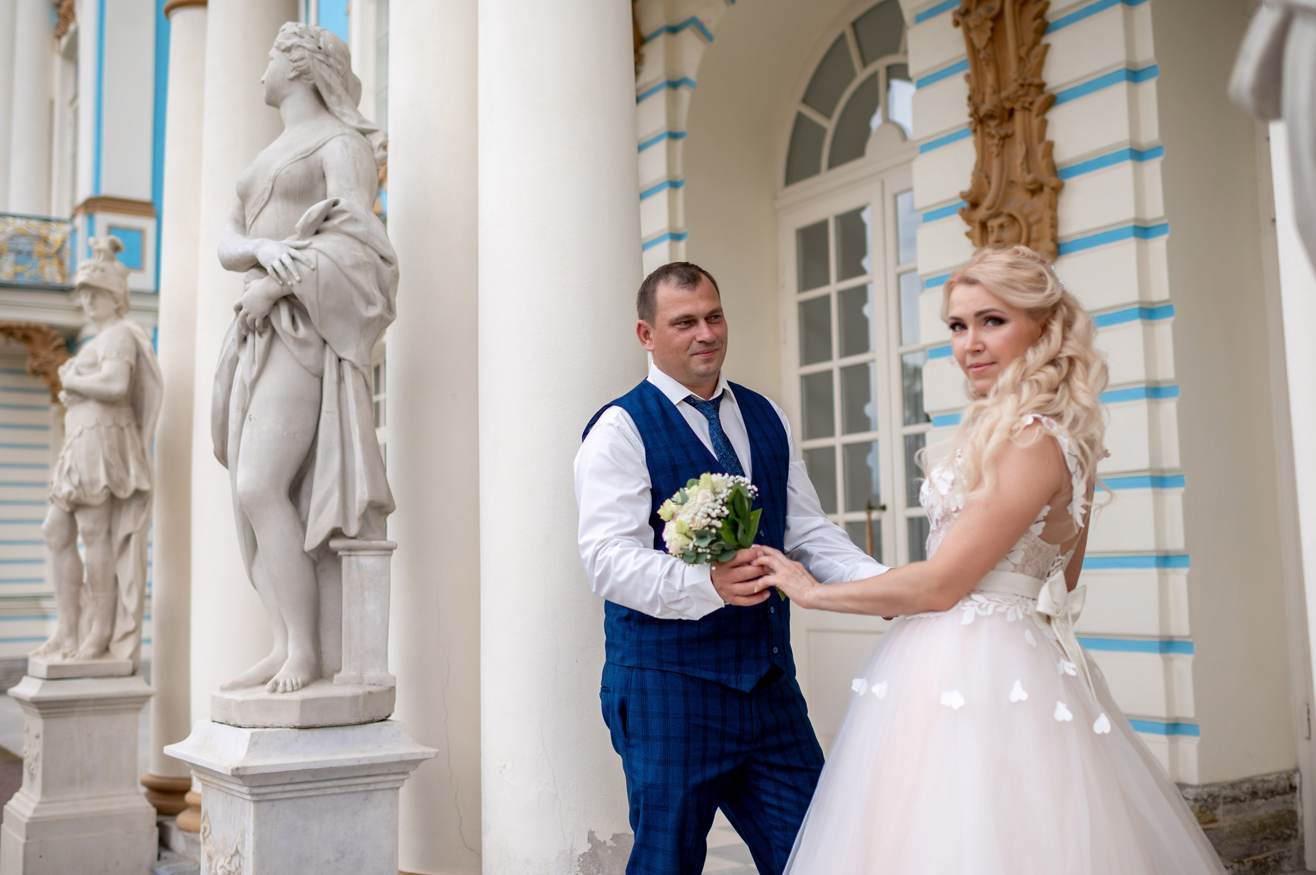 Евгения (фотосессия с малиновым chevrolet camaro, в сирени в Пушкине в Екатерининском парке). Портретный, семейный и свадебный фотограф в Санкт-Петербурге и в Пушкине Ширяев Денис