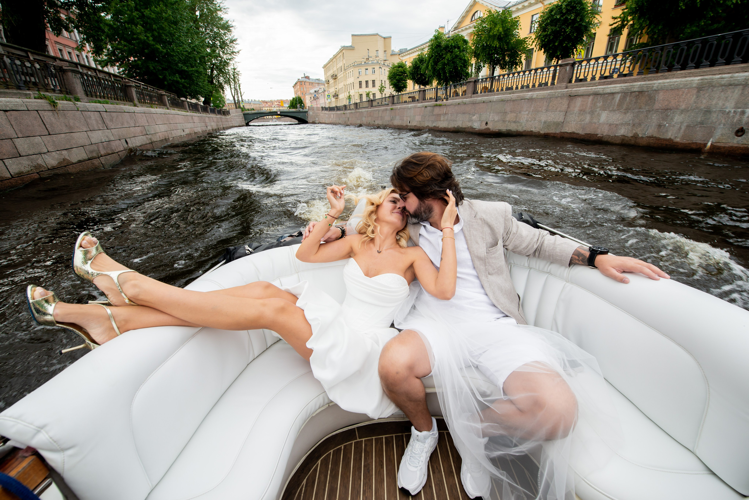 Юлия и Павел (сборы невесты, Невская ратуша, красный Buick, прогулка по рекам на катере). Портретный, семейный и свадебный фотограф в Санкт-Петербурге и в Пушкине Ширяев Денис