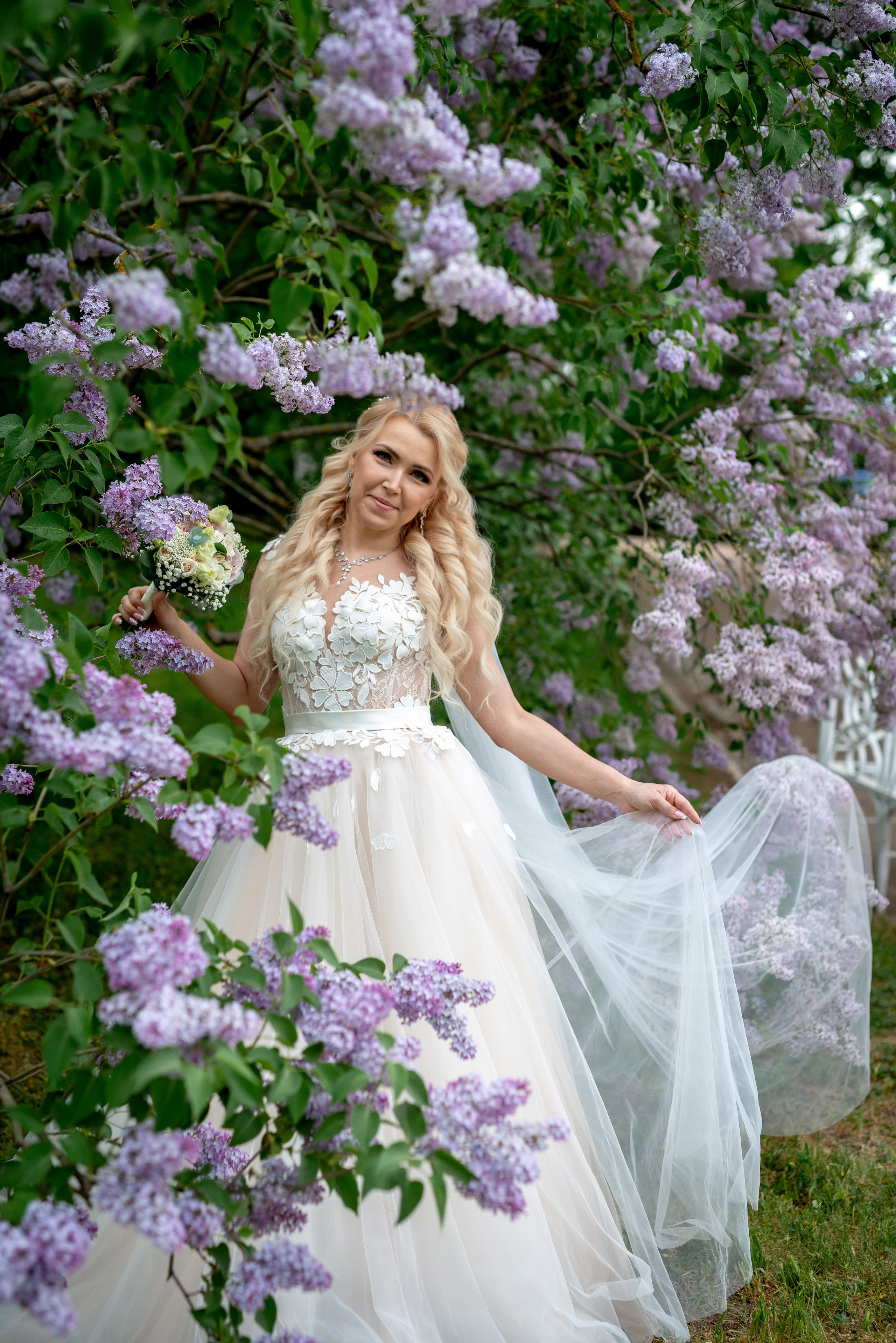 Евгения (фотосессия с малиновым chevrolet camaro, в сирени в Пушкине в Екатерининском парке). Портретный, семейный и свадебный фотограф в Санкт-Петербурге и в Пушкине Ширяев Денис