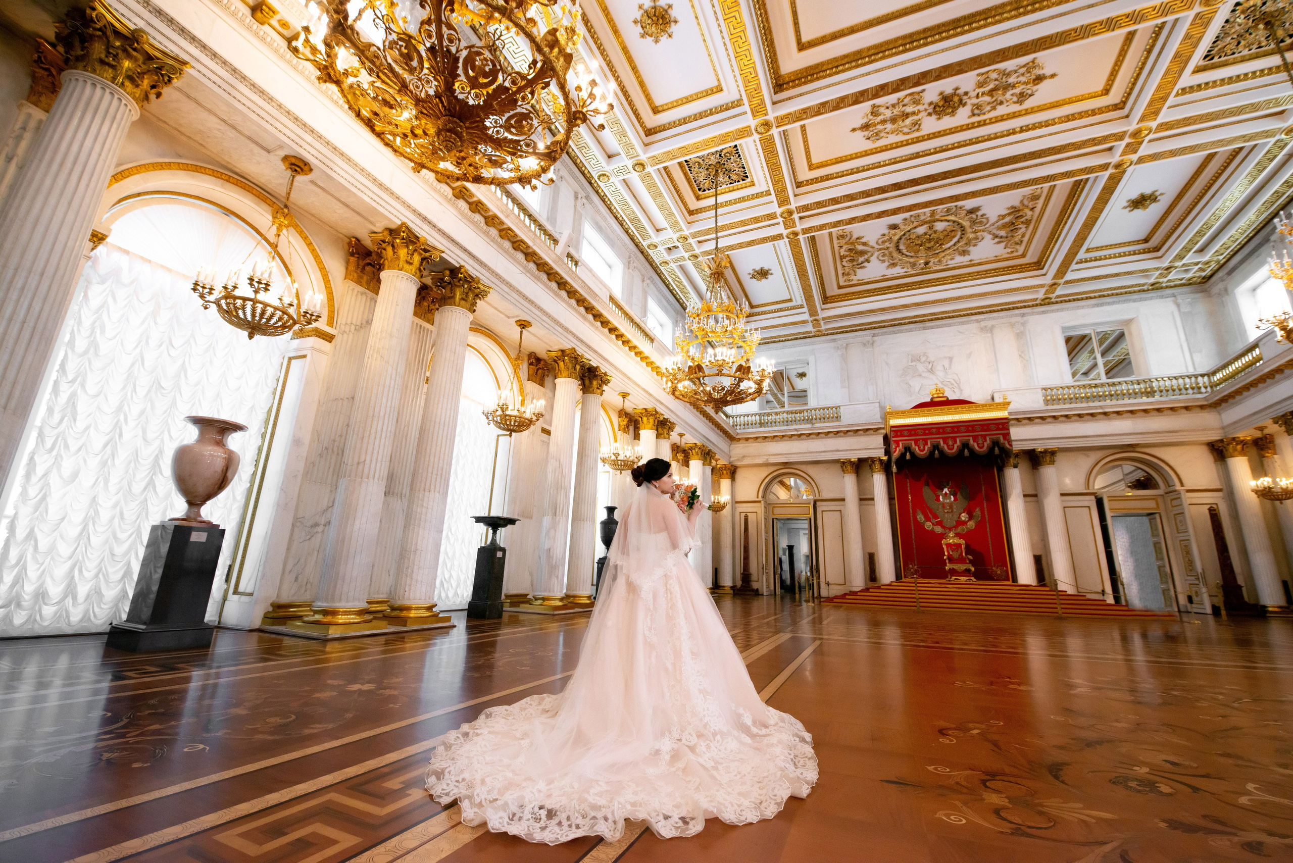 Самая красивая свадебная фотосессия в Эрмитаже. Лучшие свадебные фотографии в Эрмитажа. Портретный, семейный и свадебный фотограф в Санкт-Петербурге и в Пушкине Ширяев Денис