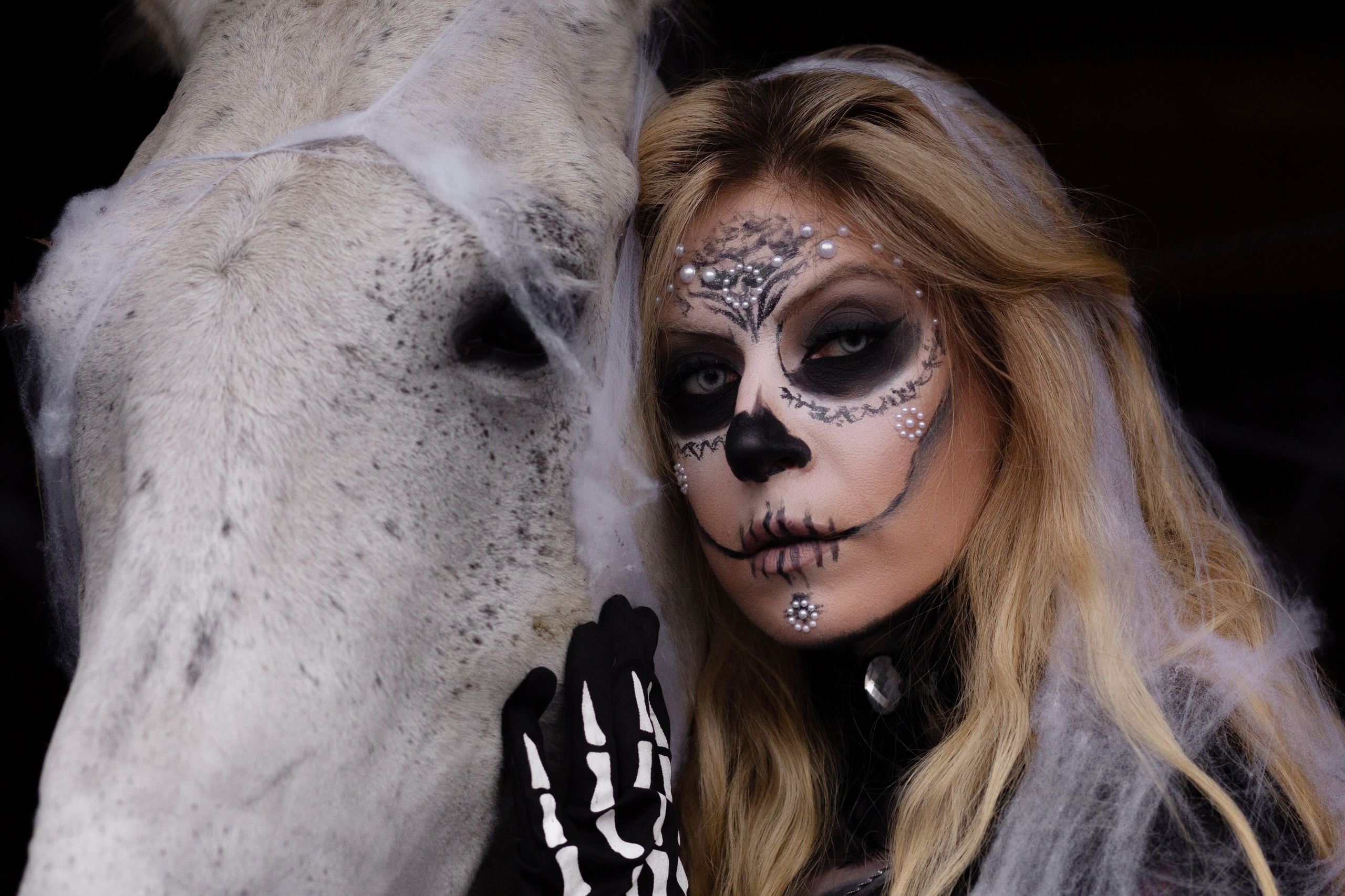 Фотосессия в стиле хэллоуин с лошадью