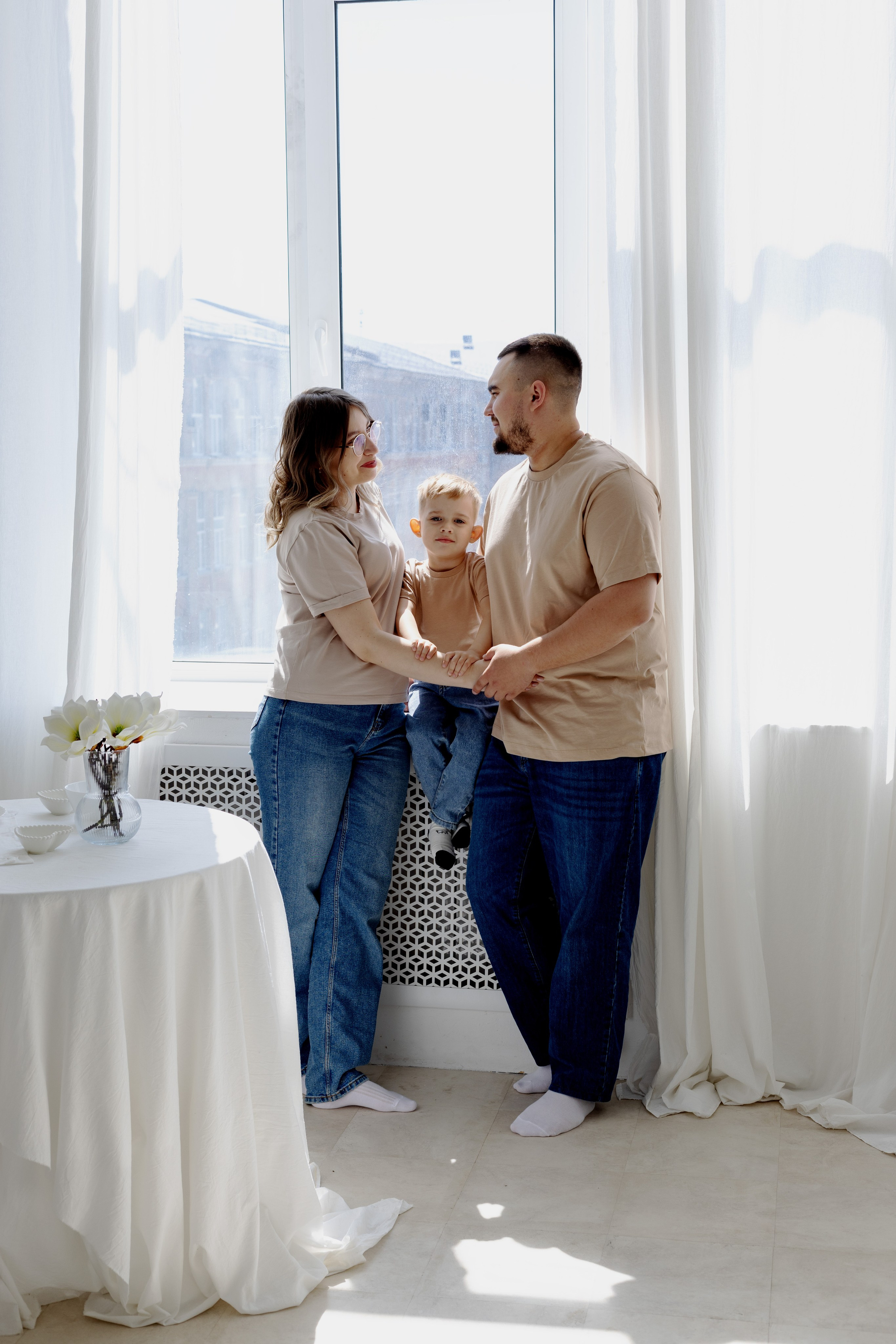 Семейная фотосессия в студии (Михаил, Крестина и Макар). Женский фотограф в Орске Новотроицке Динара Долганова