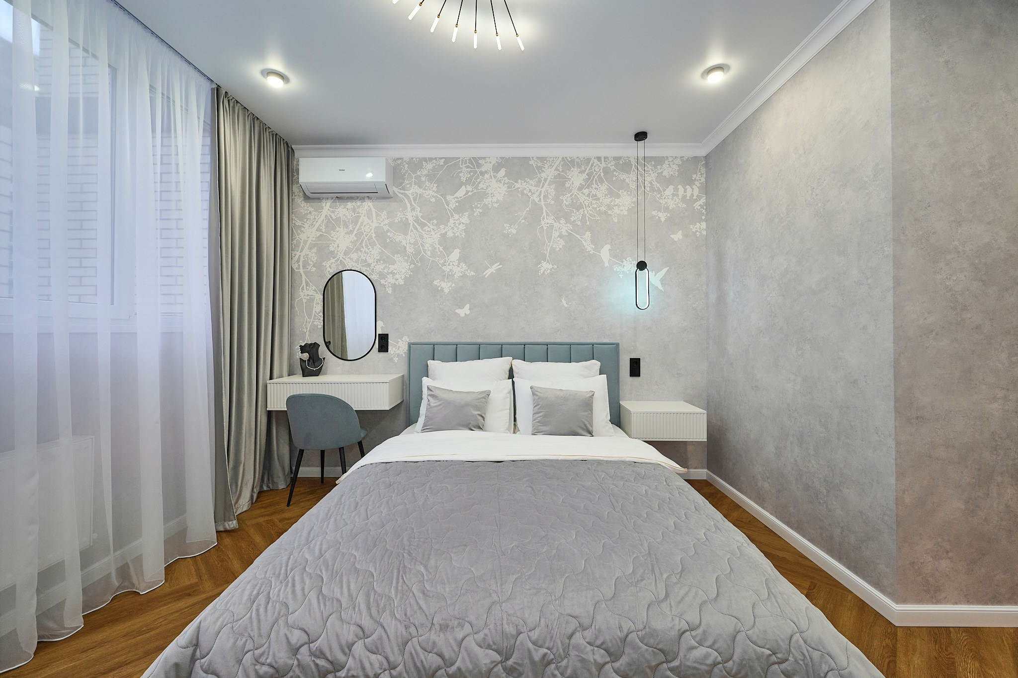 комната серые стены серая кровать белый стол серый стул зеркало серые шторы