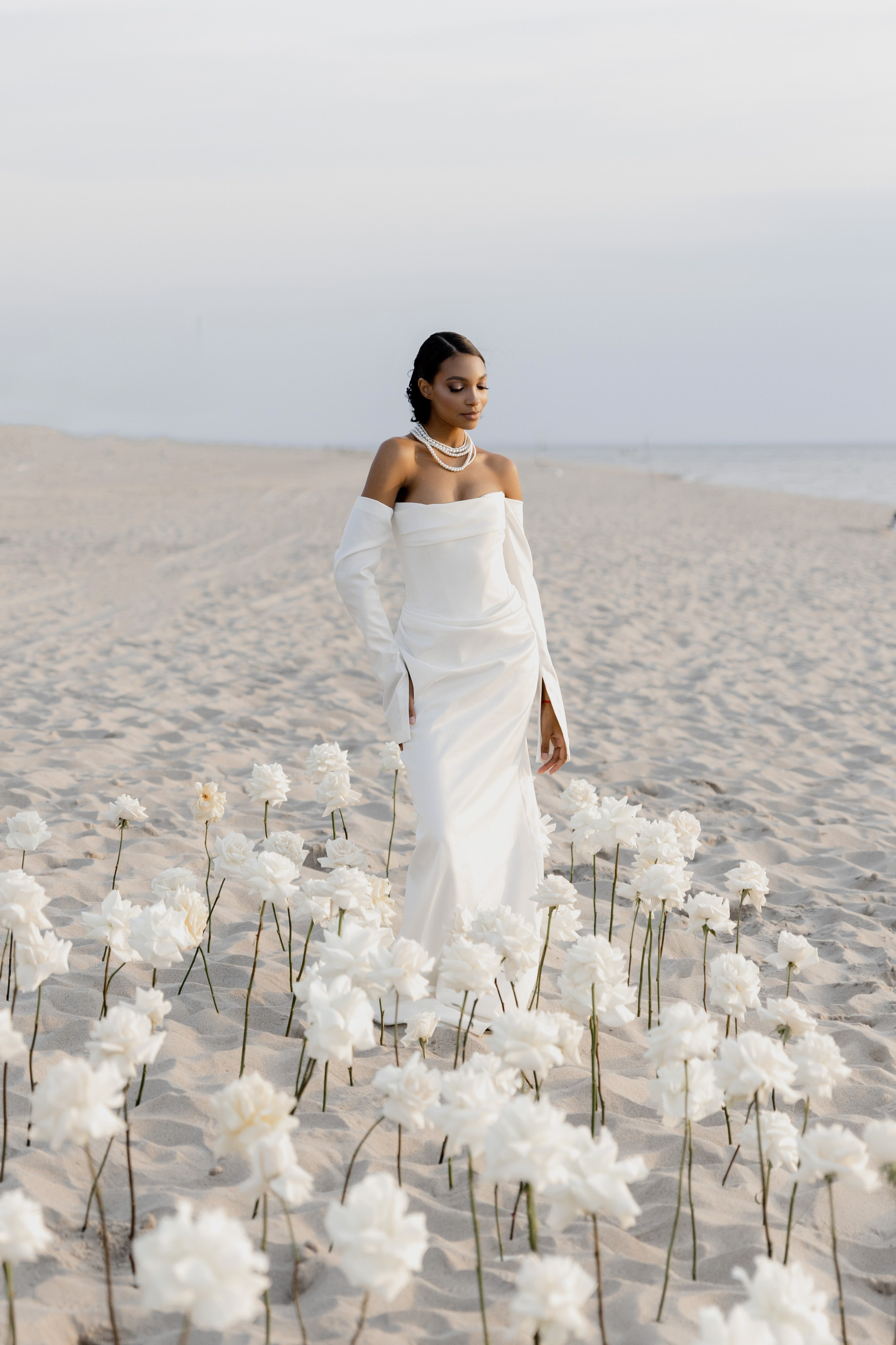 Выездная регистрация на море с белыми розами. Свадебный фотограф Калининград