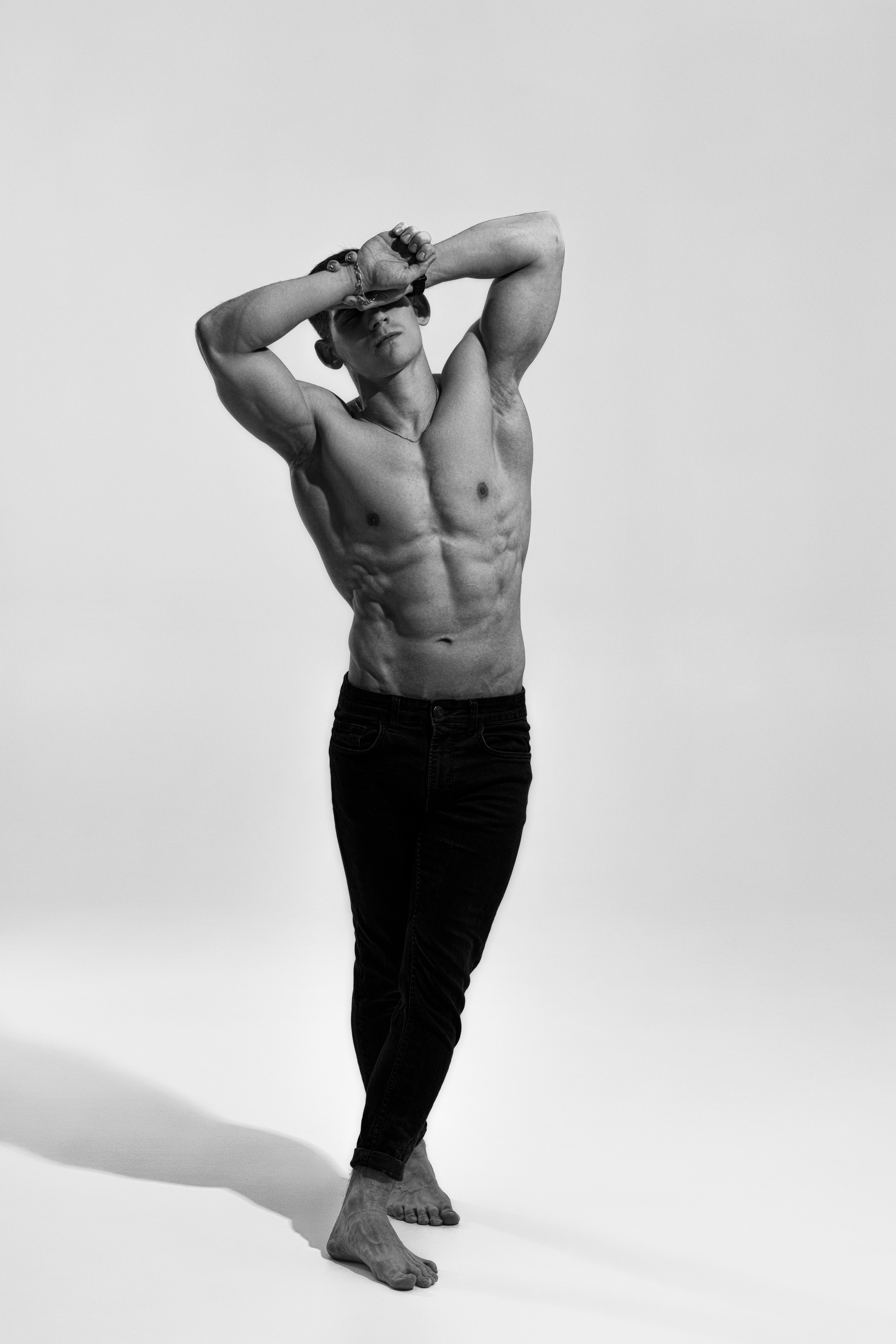 Съемка с Владом на циклораме с импульсным светом для себя и контента. Дмитрий Шульгин, портретный фотограф в Воронеже