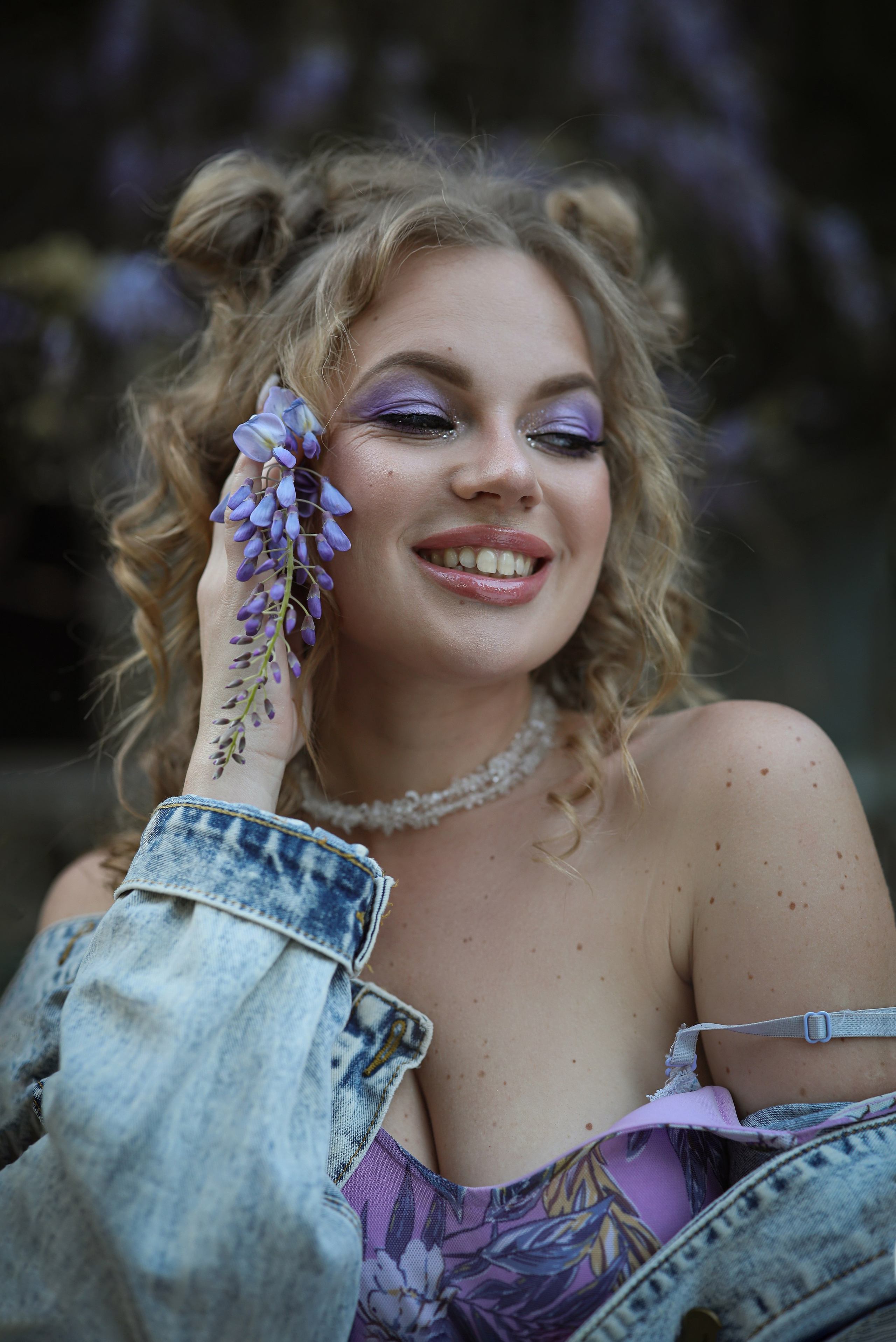 портрет красивой девушки с глицинией