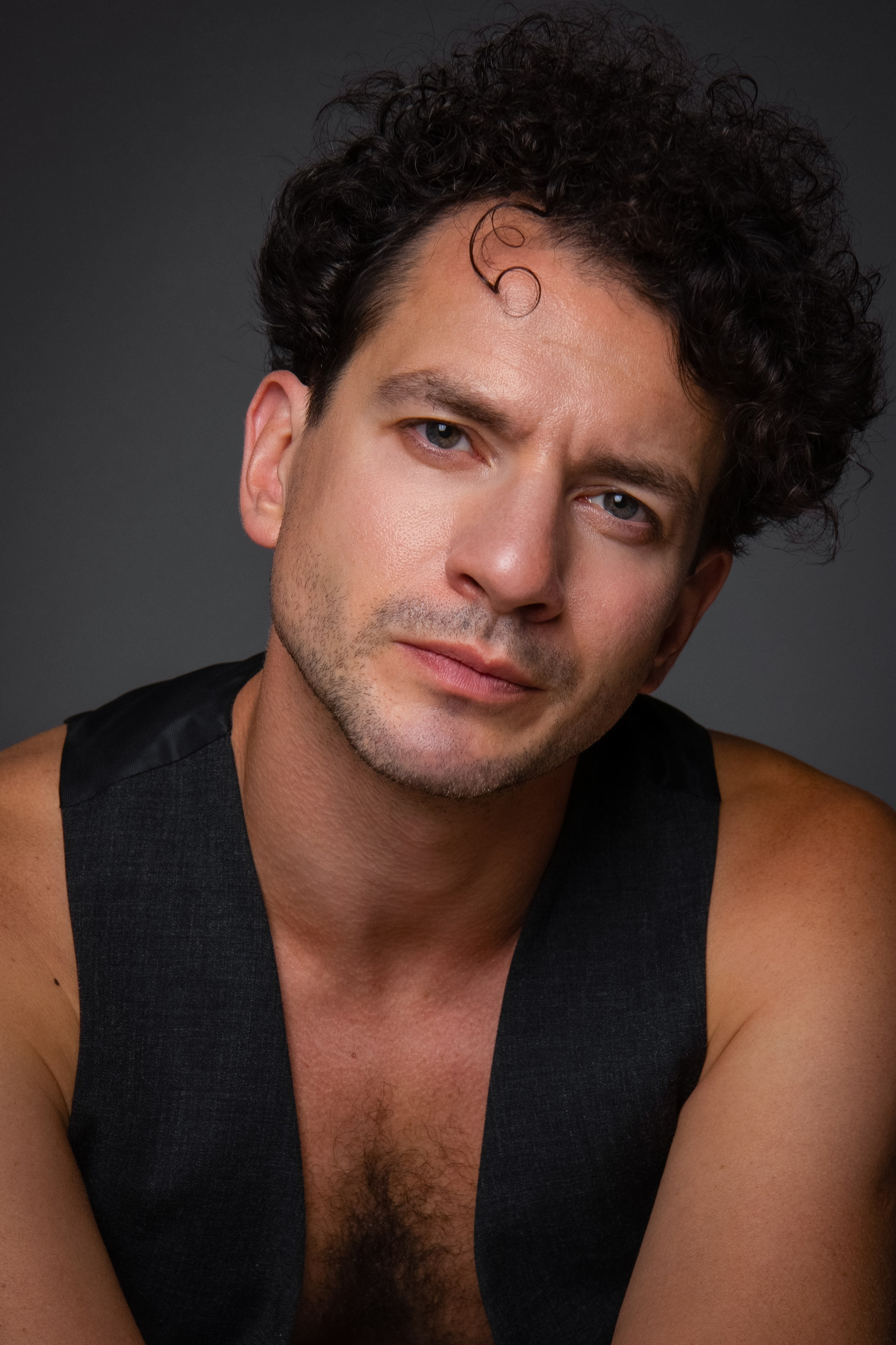 Фотосессия в Москве! Мужской портрет. Все включено. Готовые образы. Помощь визажиста и стилиста. Фотосессия в стиле минимализм. Фотосессии в студиях Москвы с циклорамой. Фотосессия мужского портрета идеи образов и позирования.