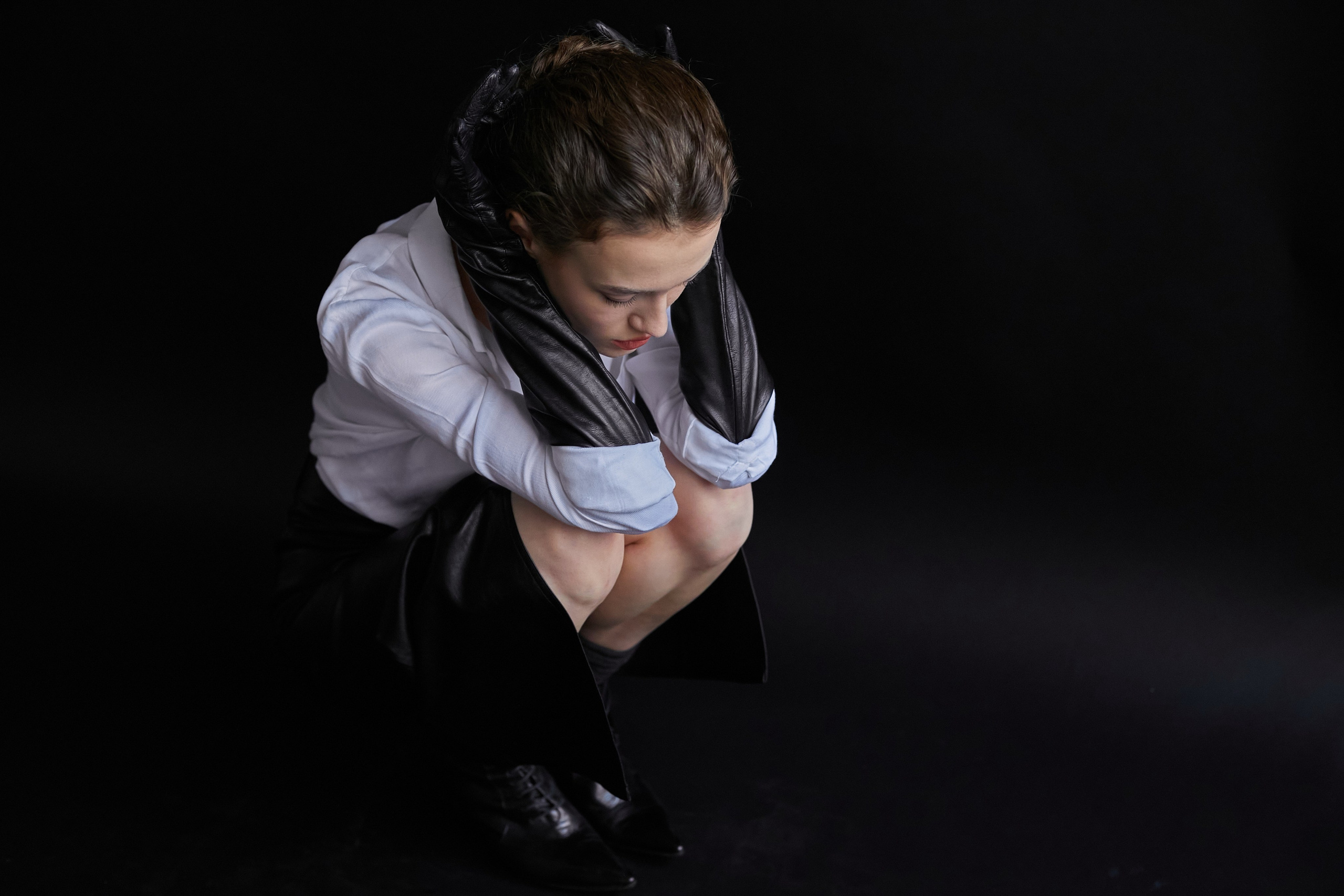 Фотограф в Москве. Студия. Студийный портрет. Девушка в черных кожаных перчатках и строгом костюме на черном фоне. Женский портрет. Воркшоп.